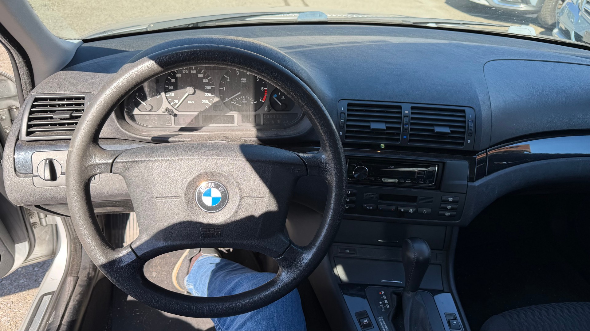 BMW 320i-image-7