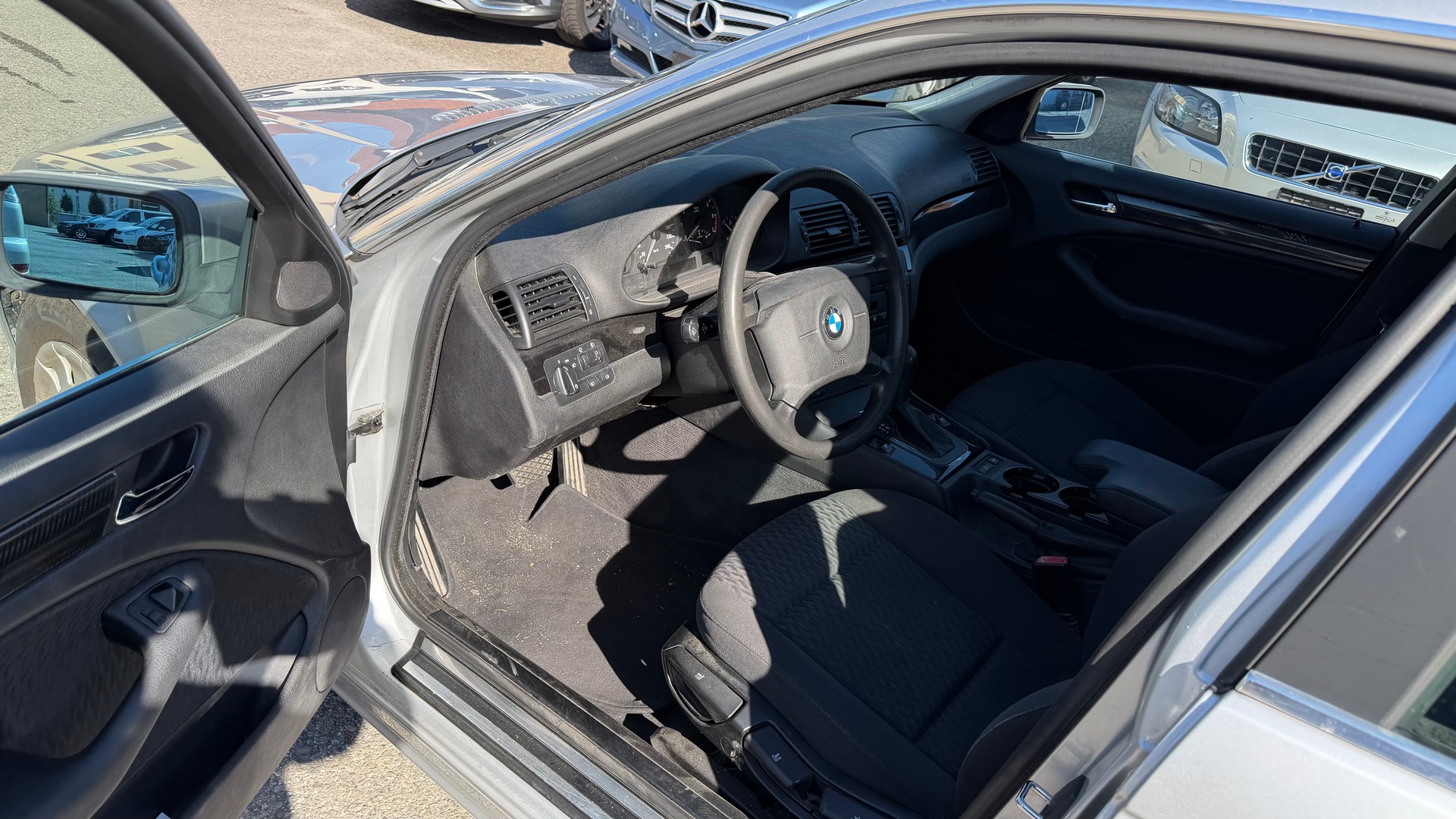 BMW 320i-image-6