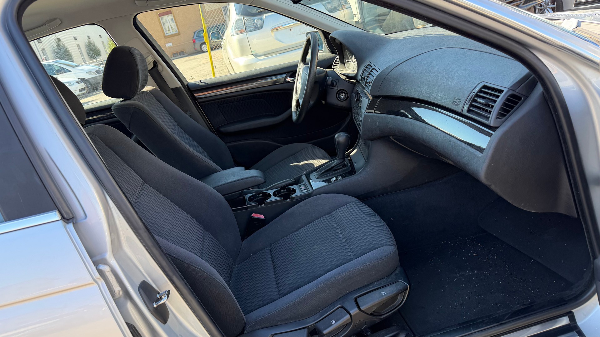 BMW 320i-image-5