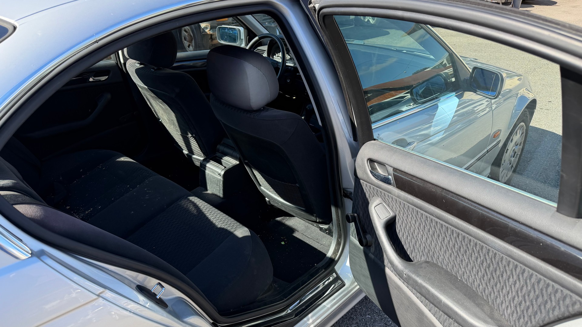BMW 320i-image-8