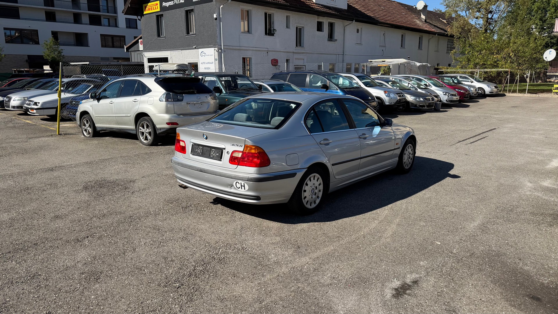 BMW 320i-image-2