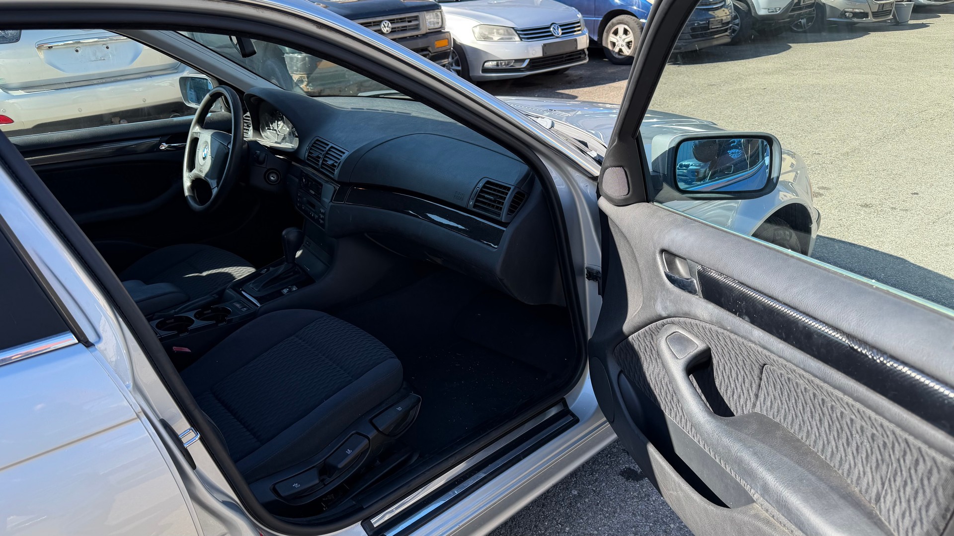 BMW 320i-image-4