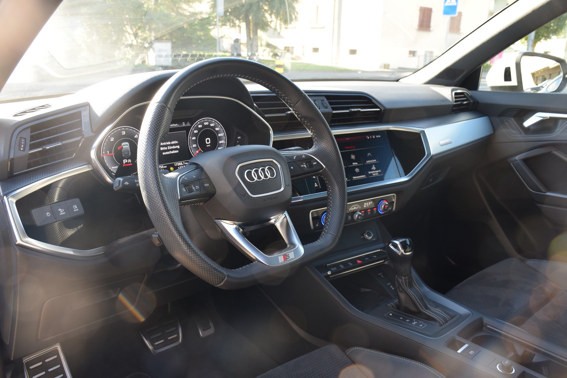 AUDI Q3 Sportback 35 TDI S line quattro S-tronic-image-11