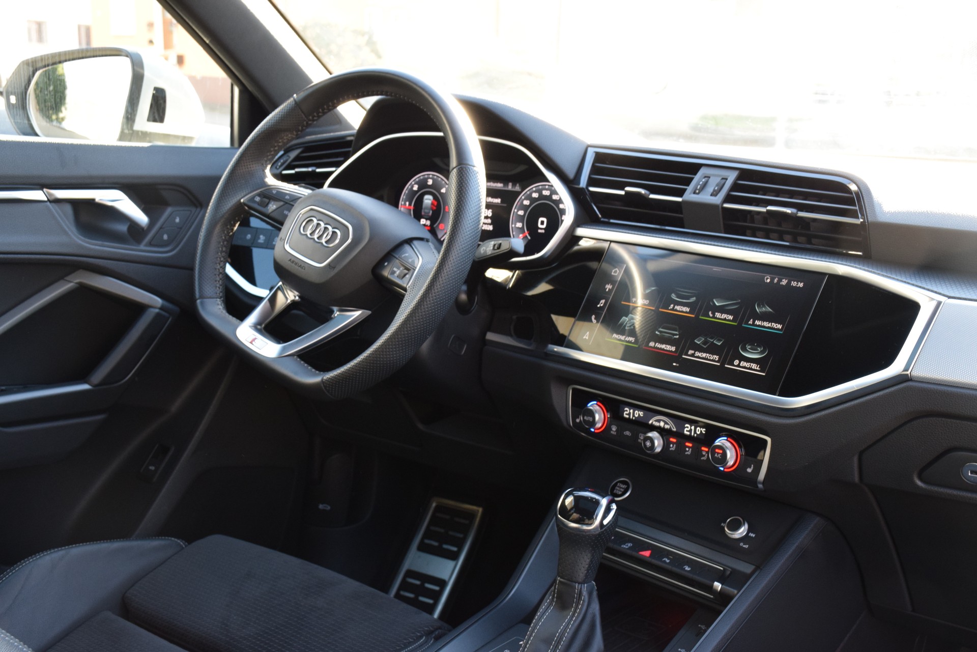 AUDI Q3 Sportback 35 TDI S line quattro S-tronic-image-12