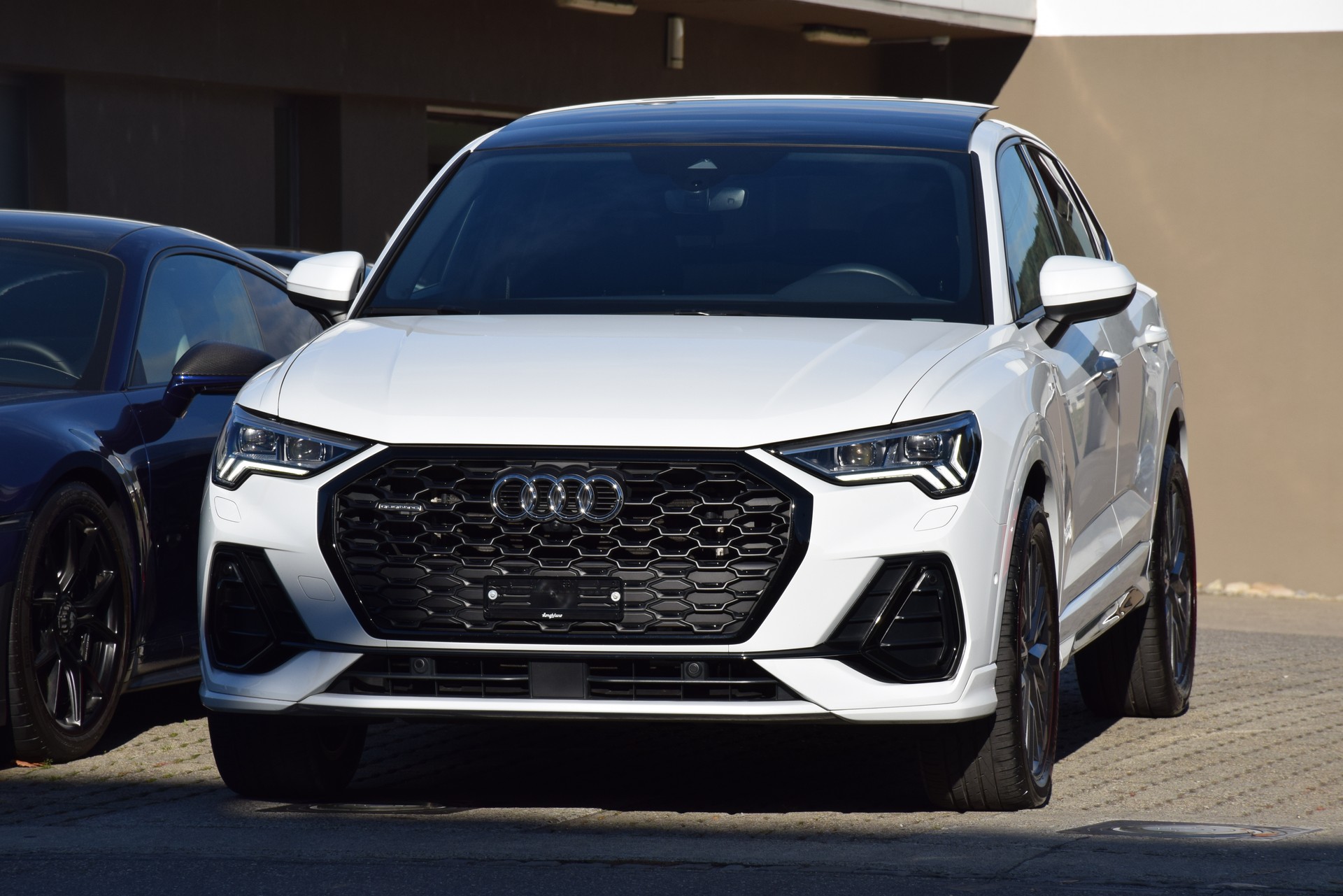 AUDI Q3 Sportback 35 TDI S line quattro S-tronic-image-2