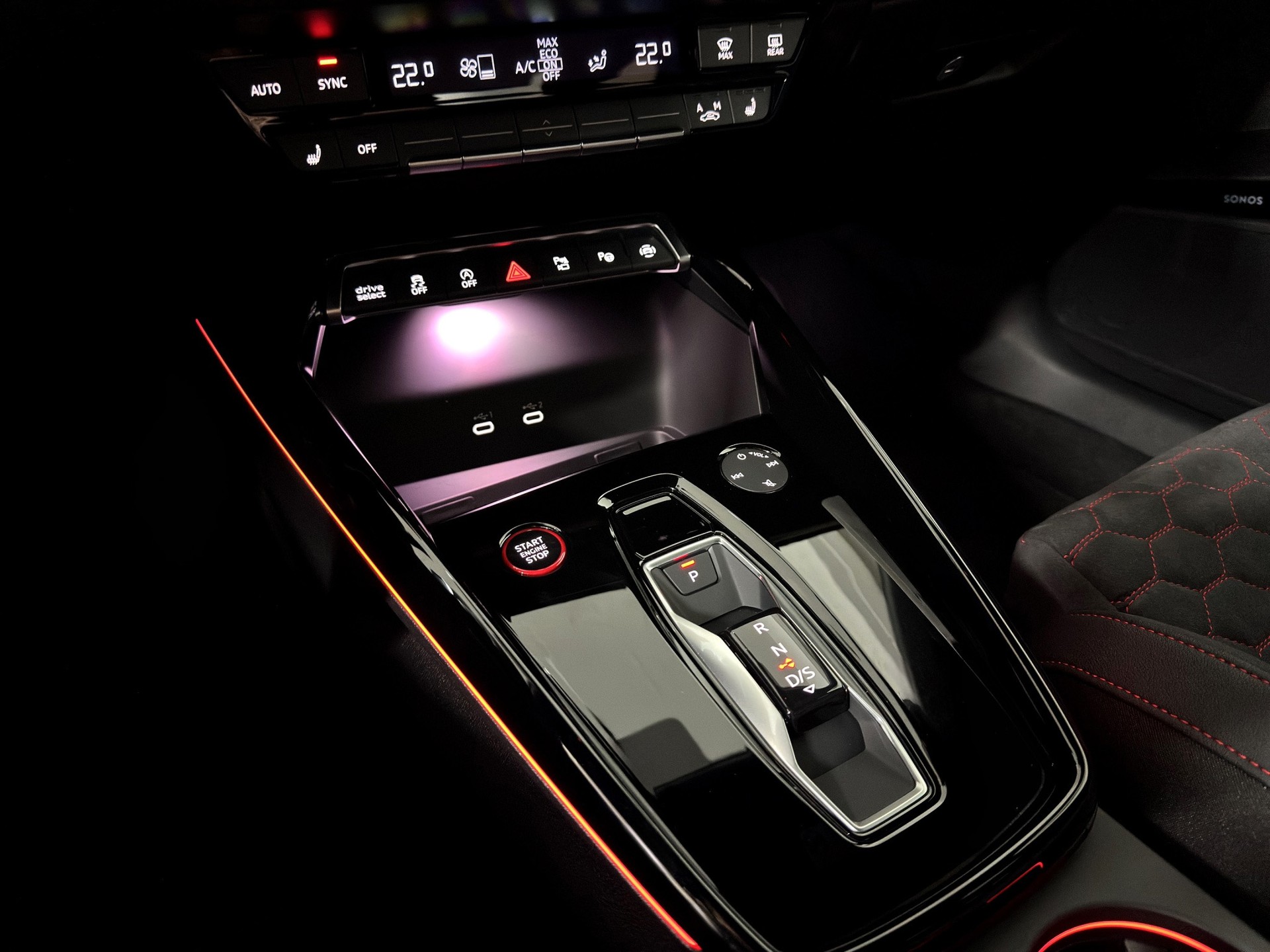 AUDI RS3 Limousine 2.5 TSI quattro S-tronic " Rs-Carbon Paket inkl.-Schalensitze-Keramikbremsen"-image-21