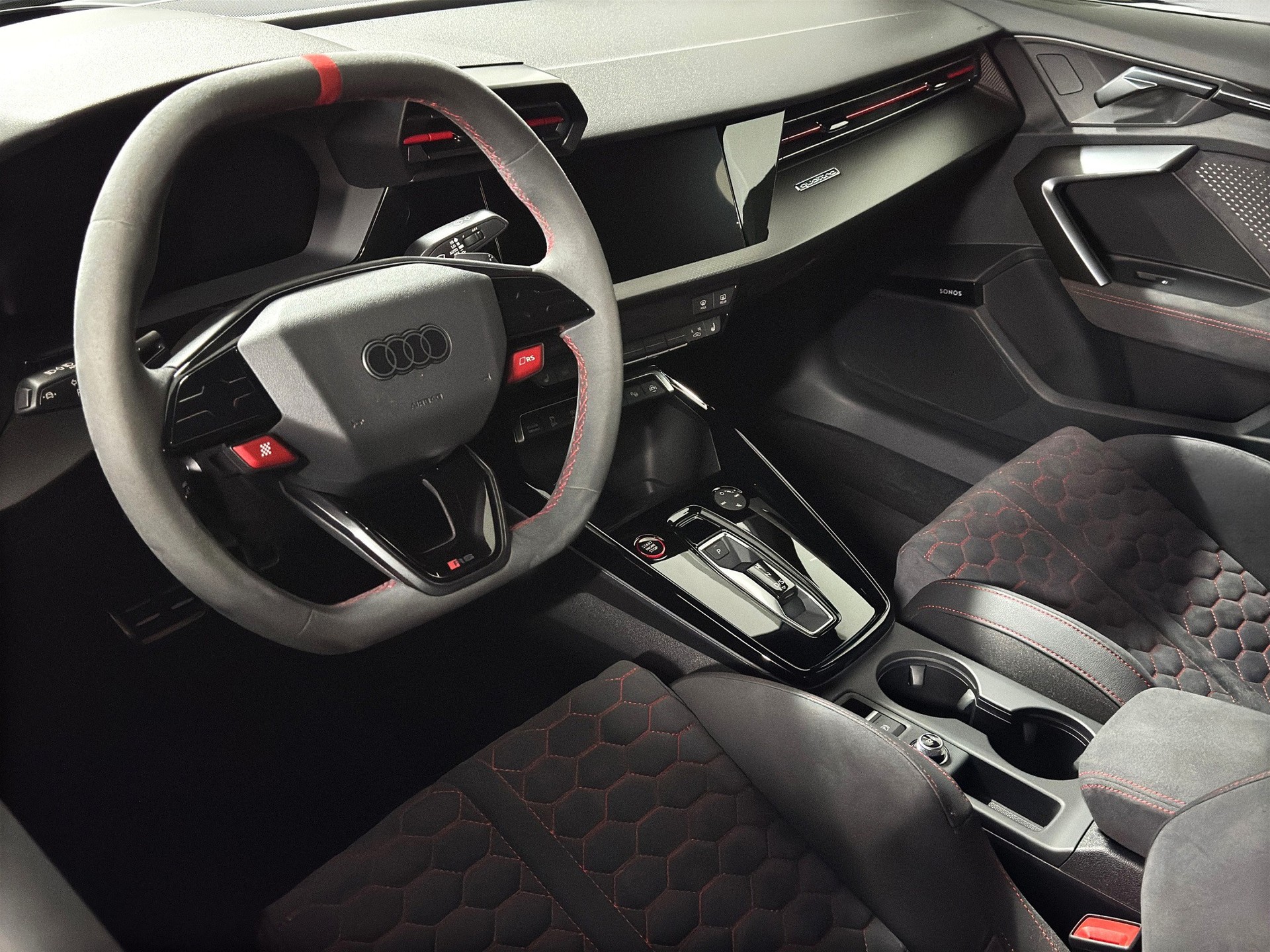 AUDI RS3 Limousine 2.5 TSI quattro S-tronic " Rs-Carbon Paket inkl.-Schalensitze-Keramikbremsen"-image-17