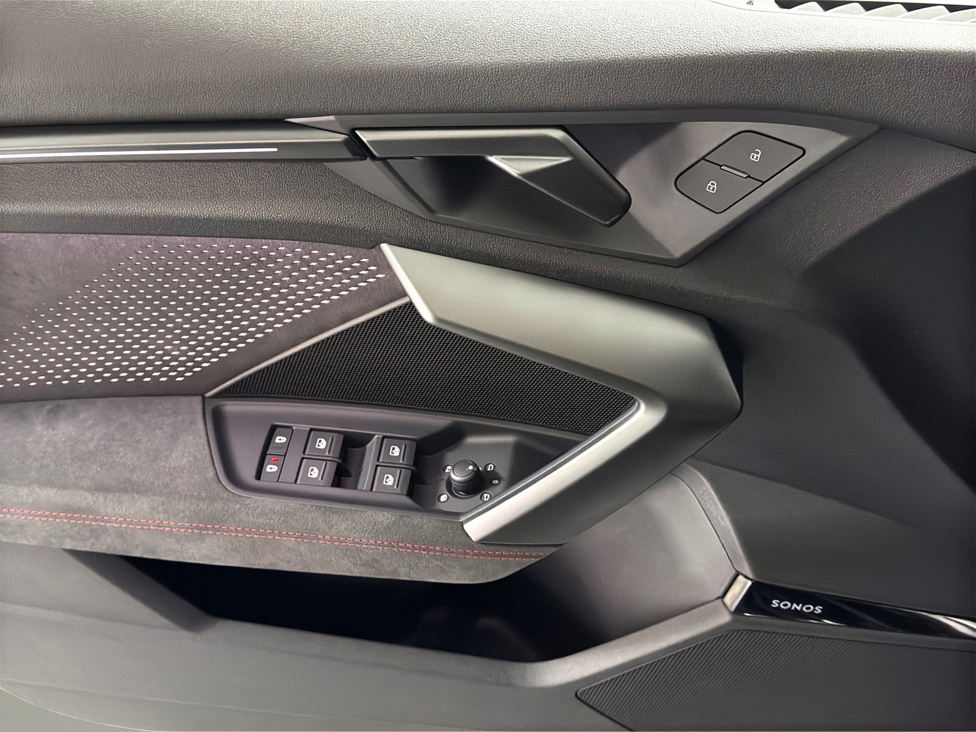 AUDI RS3 Limousine 2.5 TSI quattro S-tronic " Rs-Carbon Paket inkl.-Schalensitze-Keramikbremsen"-image-14