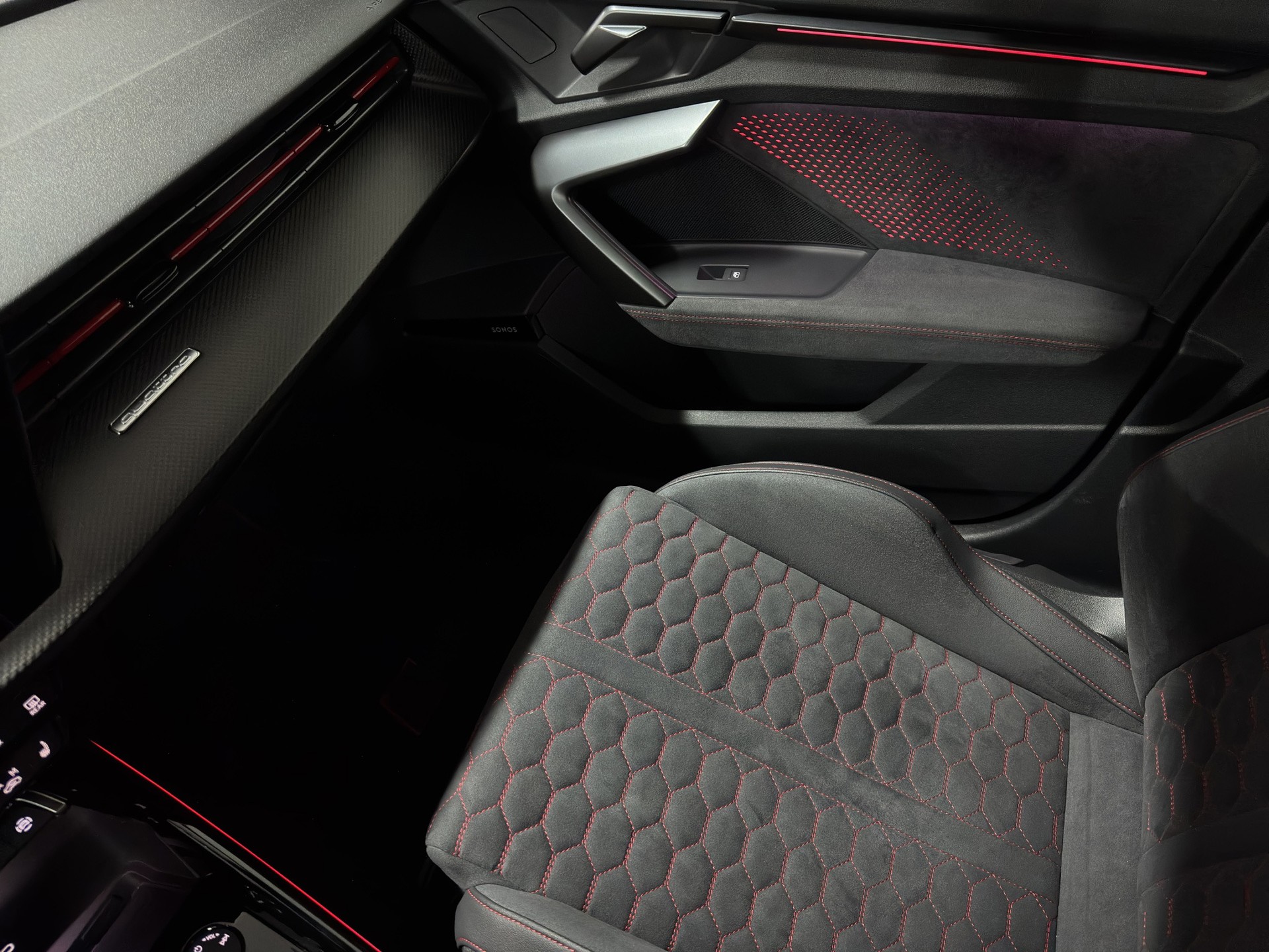 AUDI RS3 Limousine 2.5 TSI quattro S-tronic " Rs-Carbon Paket inkl.-Schalensitze-Keramikbremsen"-image-30