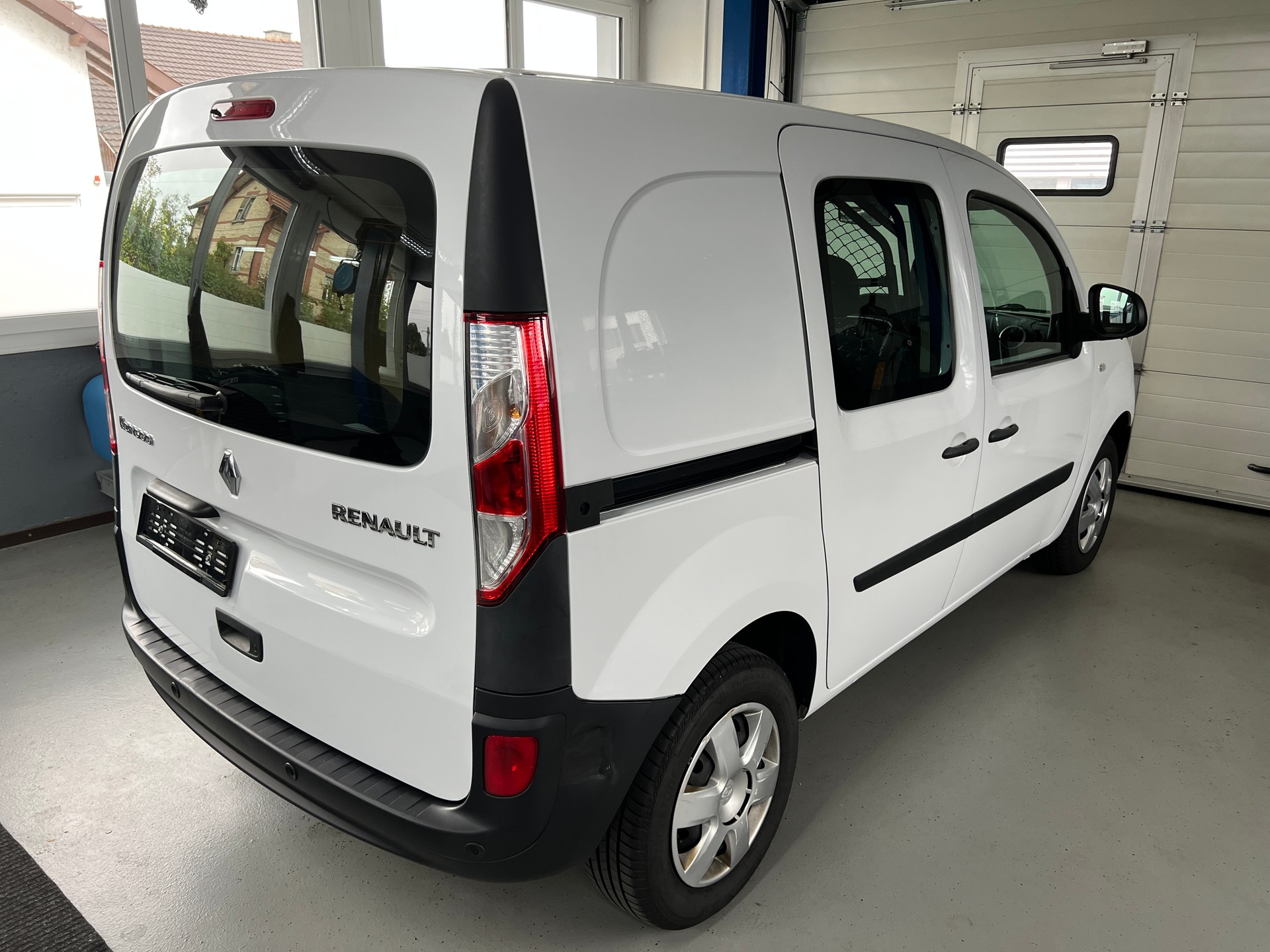 RENAULT Kangoo Medium TCe 115 Business A-image-3
