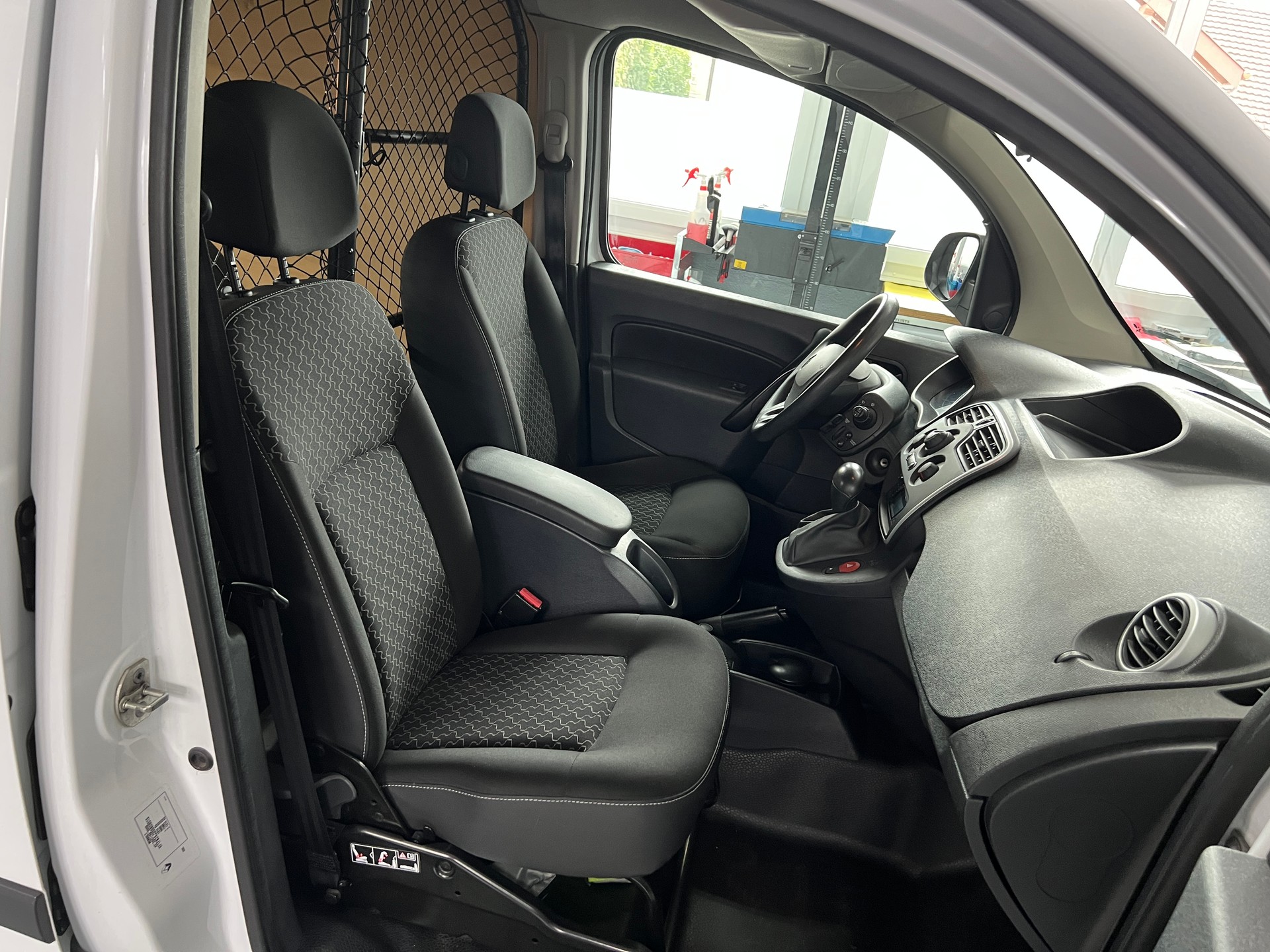 RENAULT Kangoo Medium TCe 115 Business A-image-9