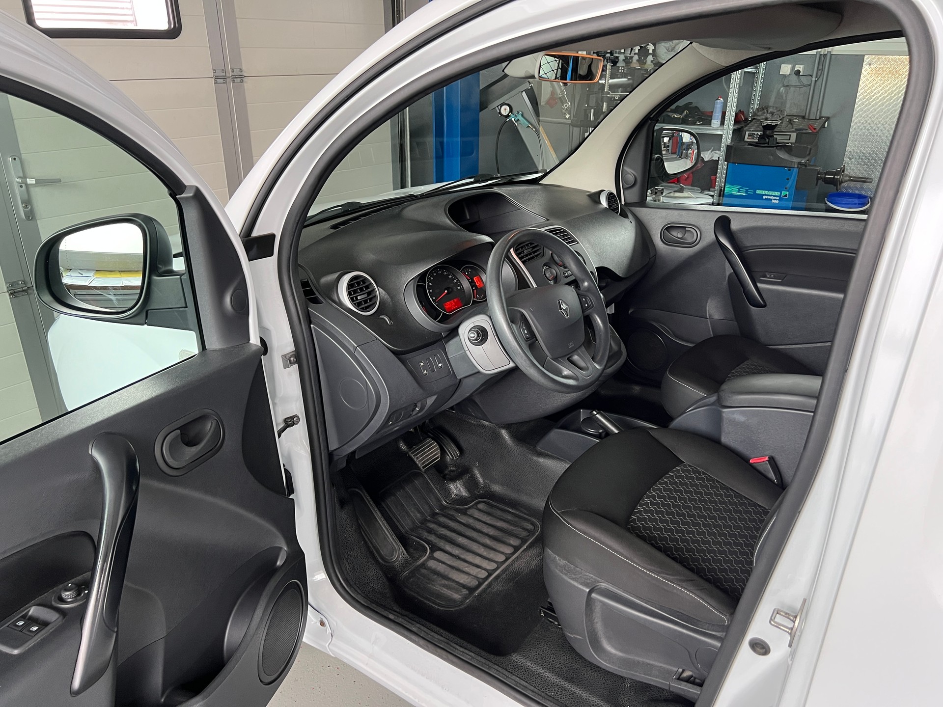 RENAULT Kangoo Medium TCe 115 Business A-image-6
