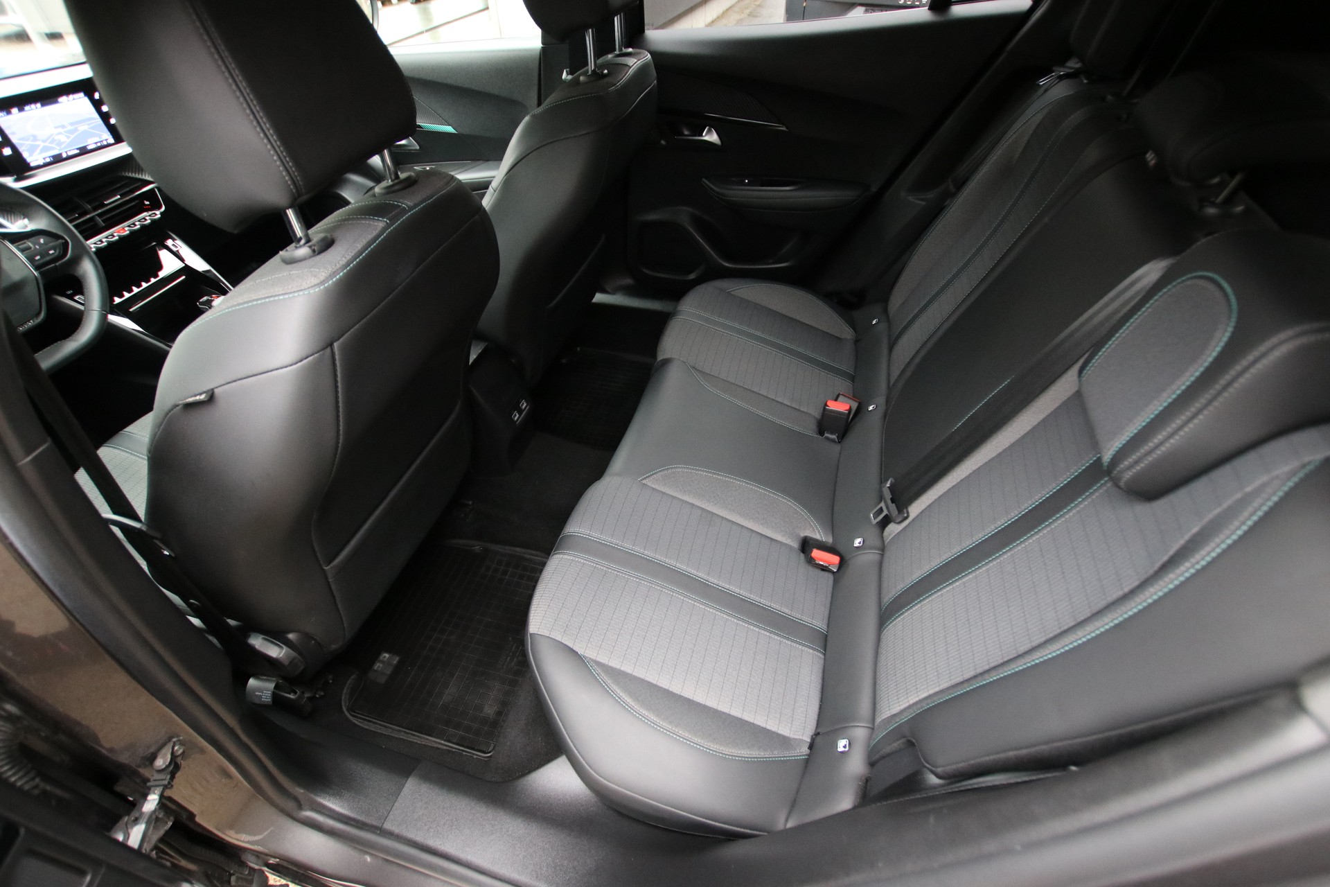 PEUGEOT 2008 1.2 PureTech Allure Pack EAT8-image-13