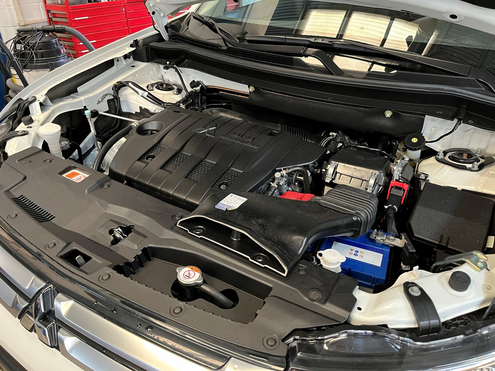 MITSUBISHI Outlander 2.2 DID Style 4WD Automatic-image-15