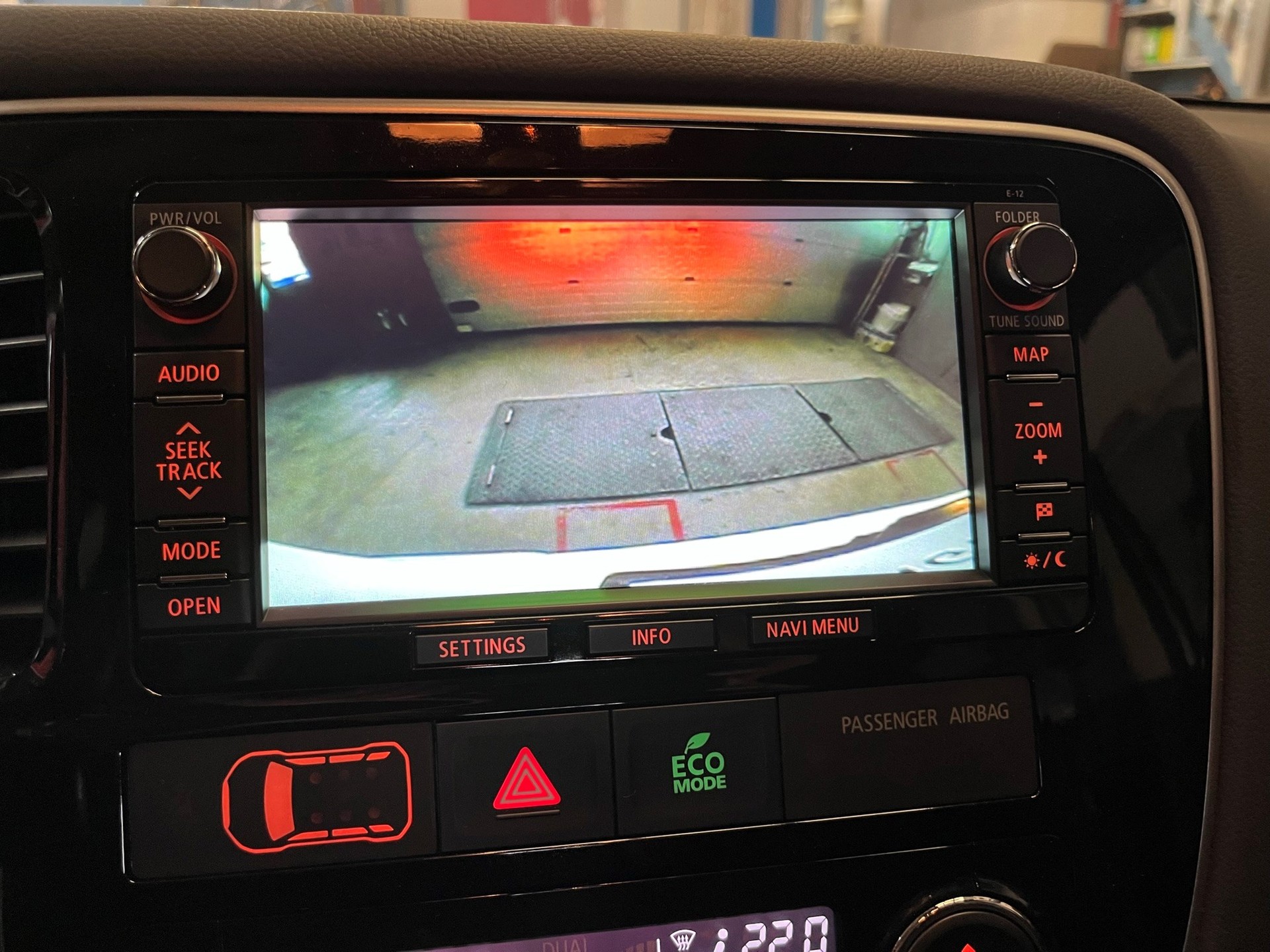 MITSUBISHI Outlander 2.2 DID Style 4WD Automatic-image-8