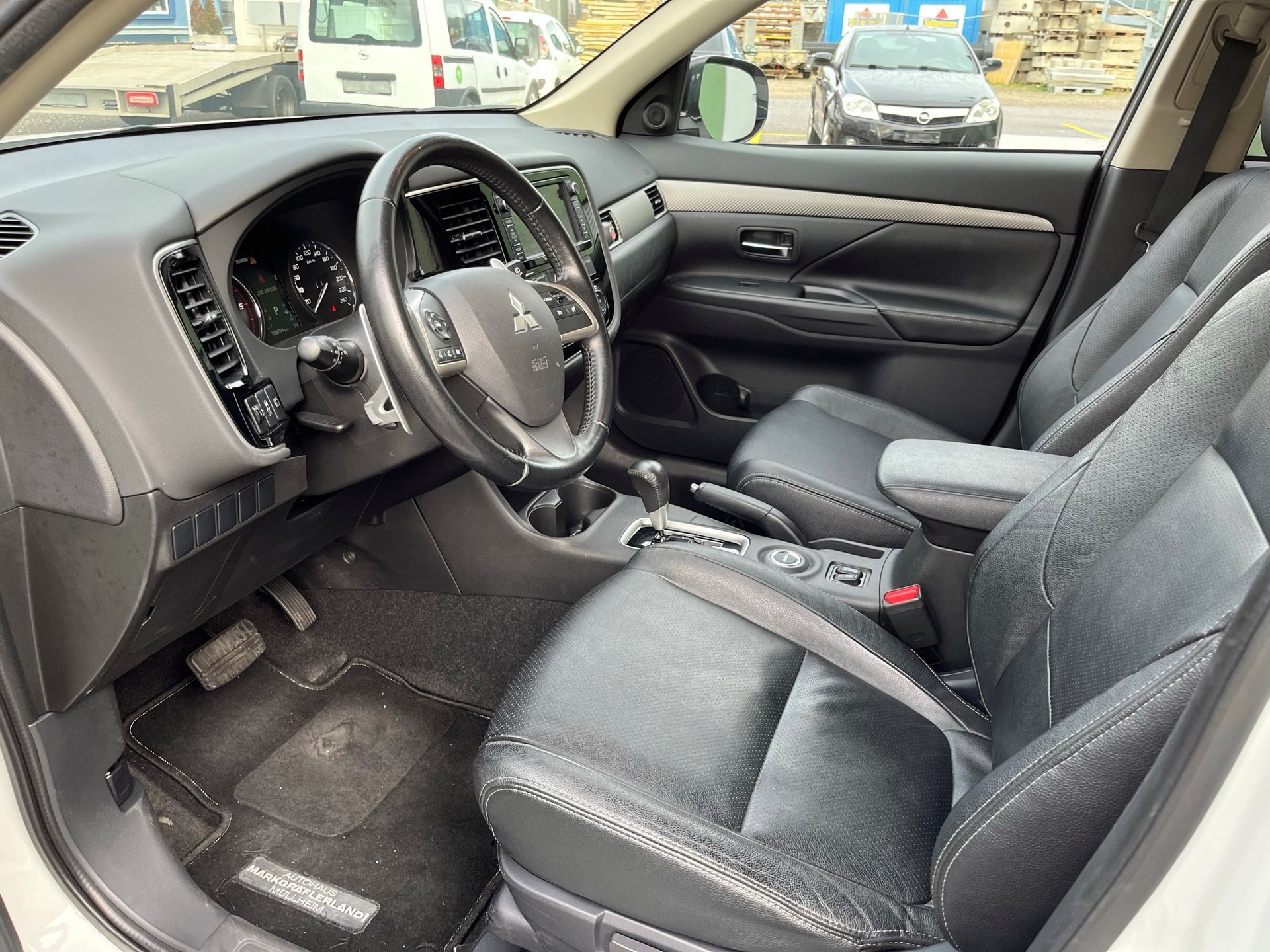 MITSUBISHI Outlander 2.2 DID Style 4WD Automatic-image-10