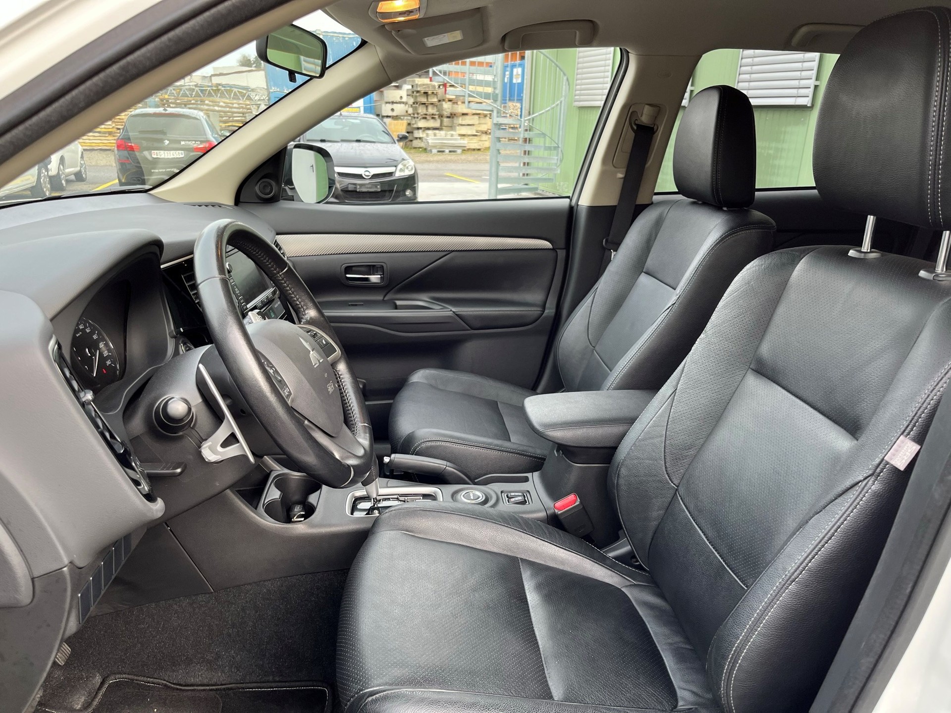 MITSUBISHI Outlander 2.2 DID Style 4WD Automatic-image-11