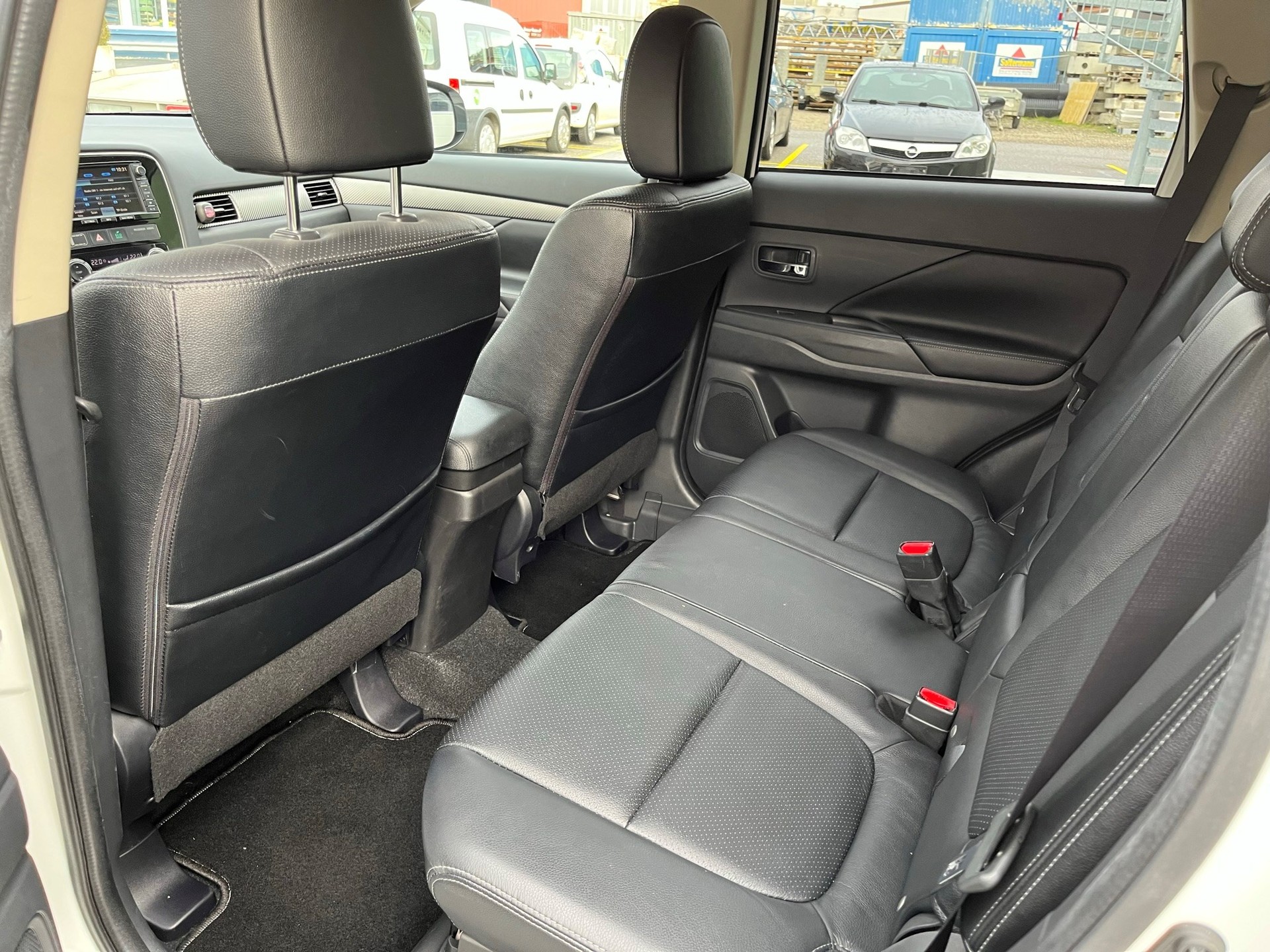 MITSUBISHI Outlander 2.2 DID Style 4WD Automatic-image-14