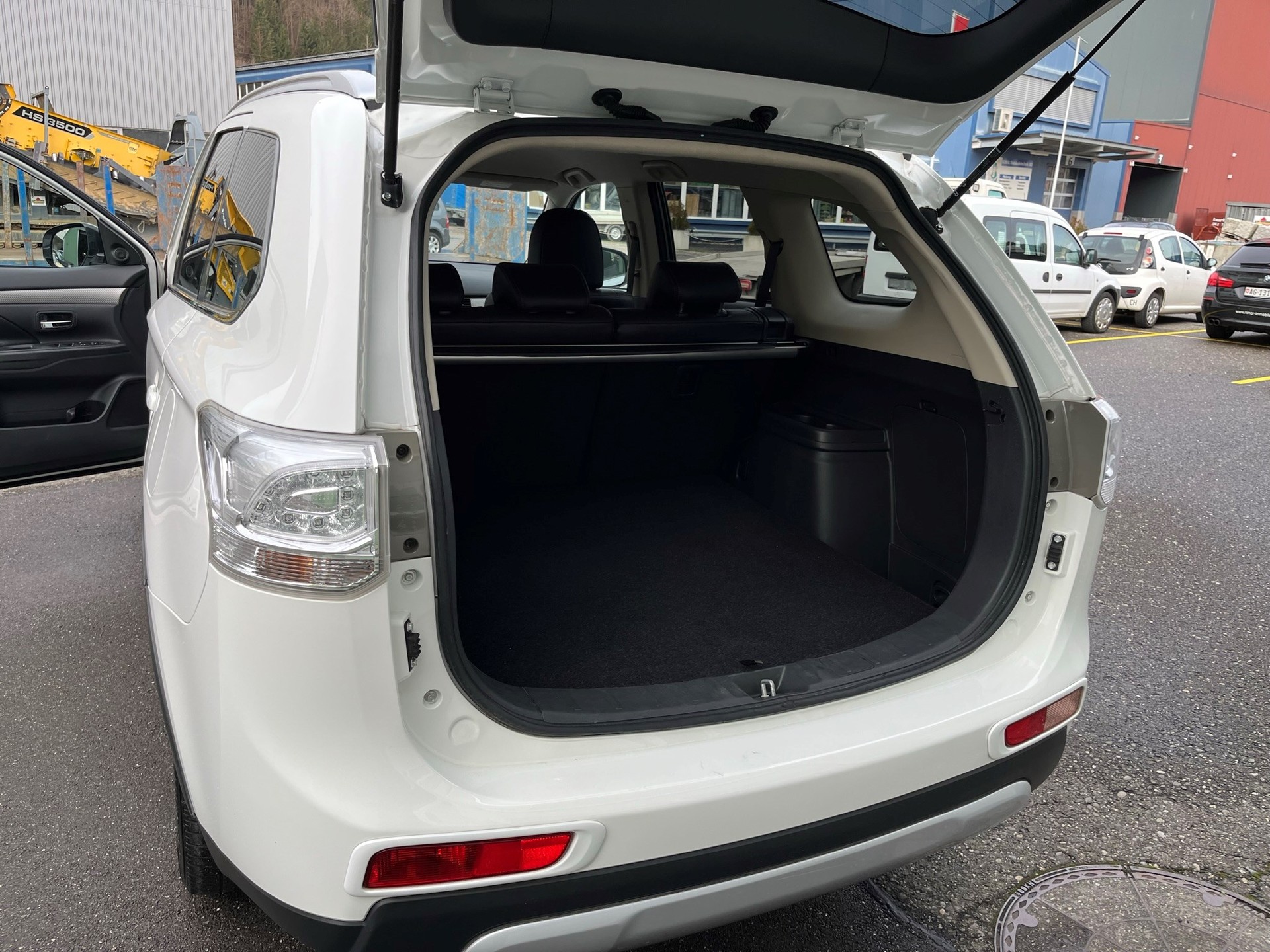 MITSUBISHI Outlander 2.2 DID Style 4WD Automatic-image-7