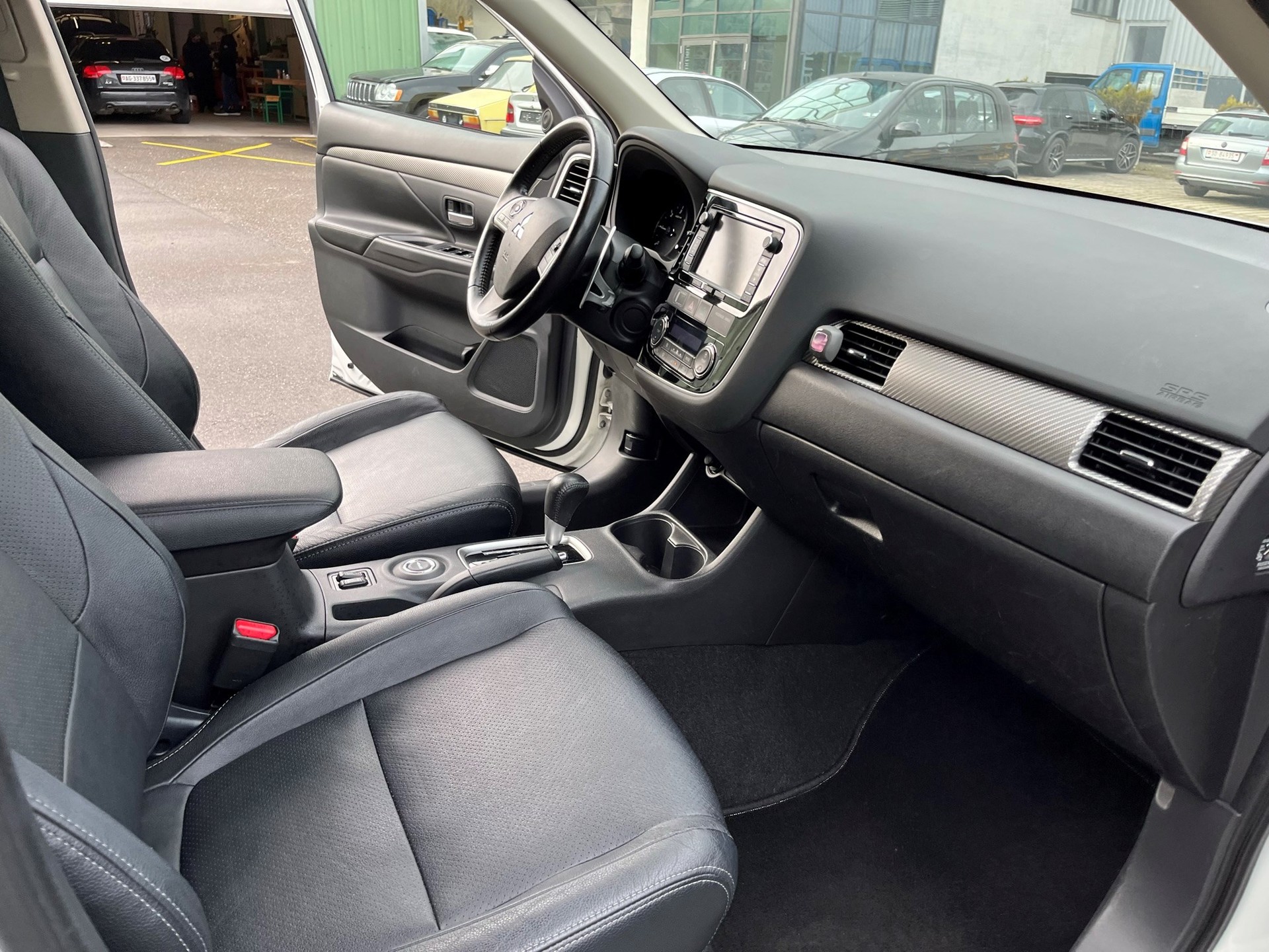 MITSUBISHI Outlander 2.2 DID Style 4WD Automatic-image-13
