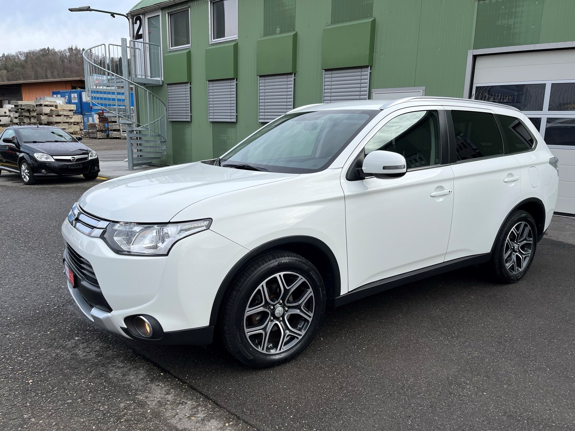 MITSUBISHI Outlander 2.2 DID Style 4WD Automatic-image-3