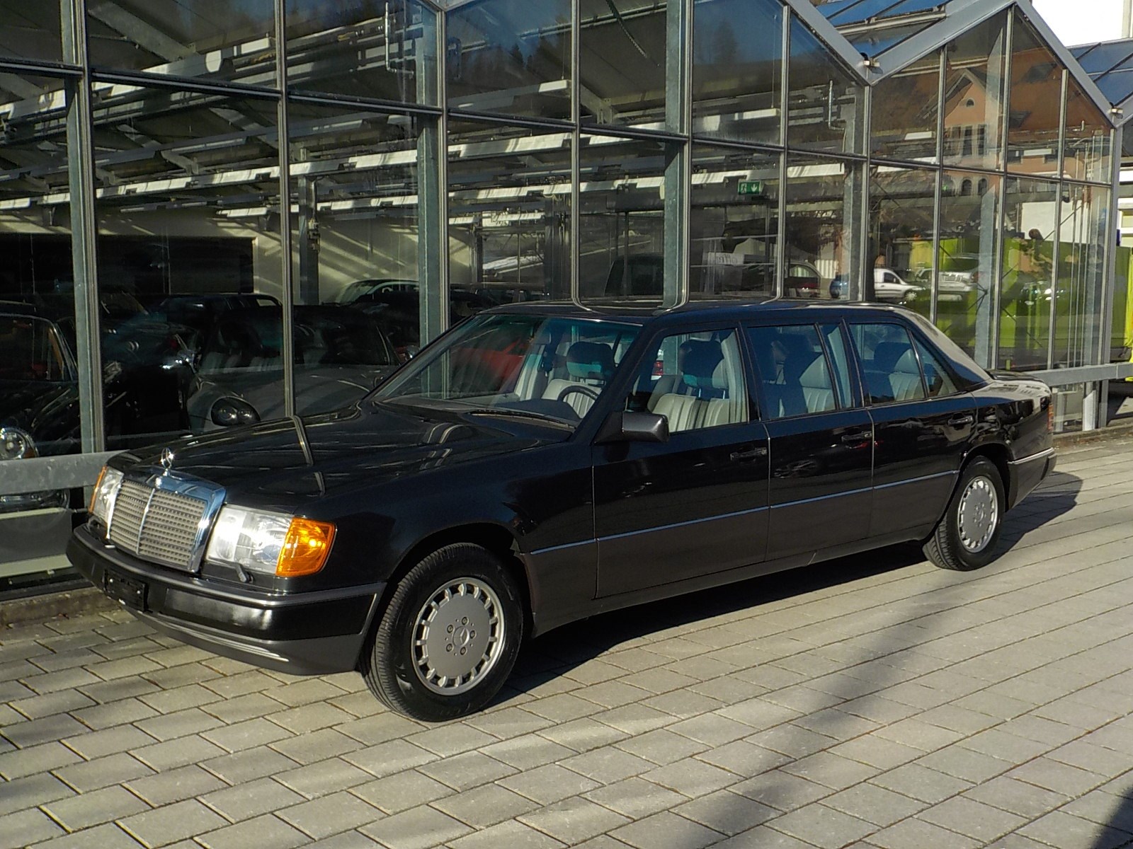 MERCEDES-BENZ 260 E lang-image-0