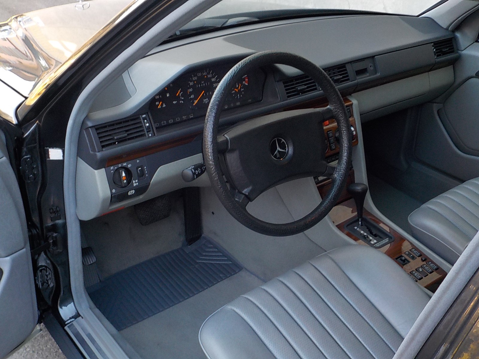 MERCEDES-BENZ 260 E lang-image-15