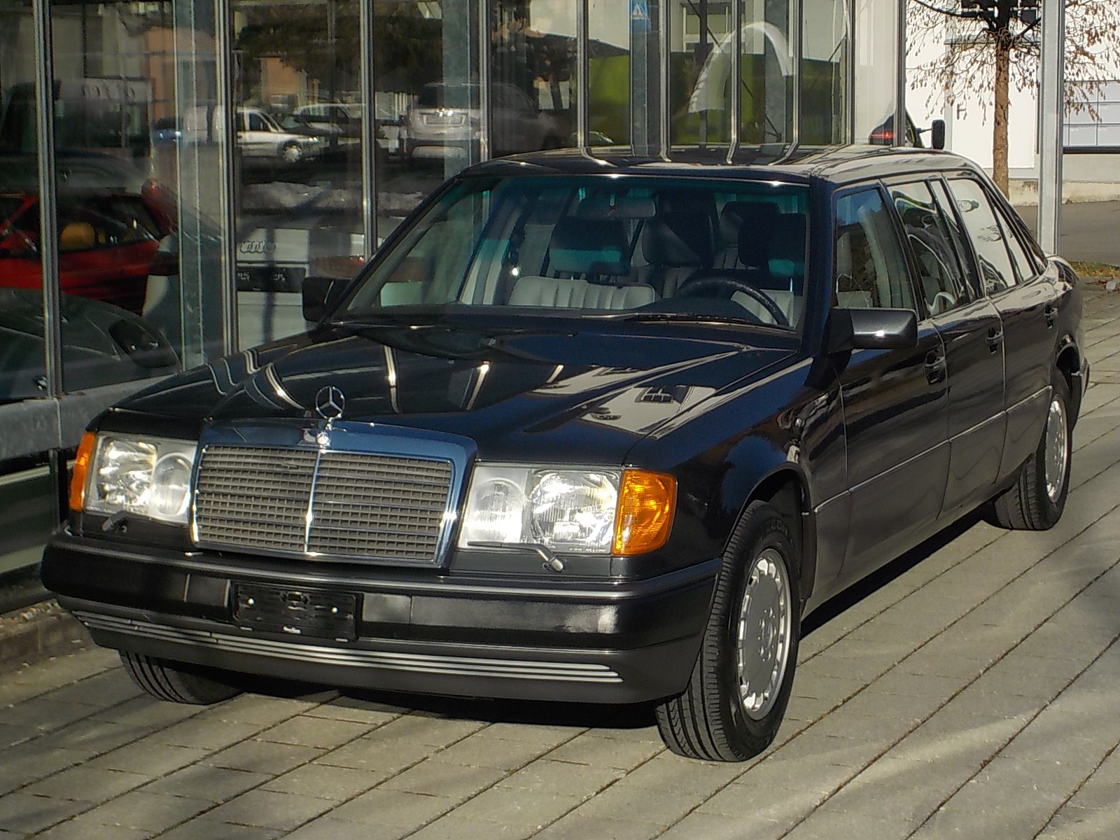 MERCEDES-BENZ 260 E lang-image-1