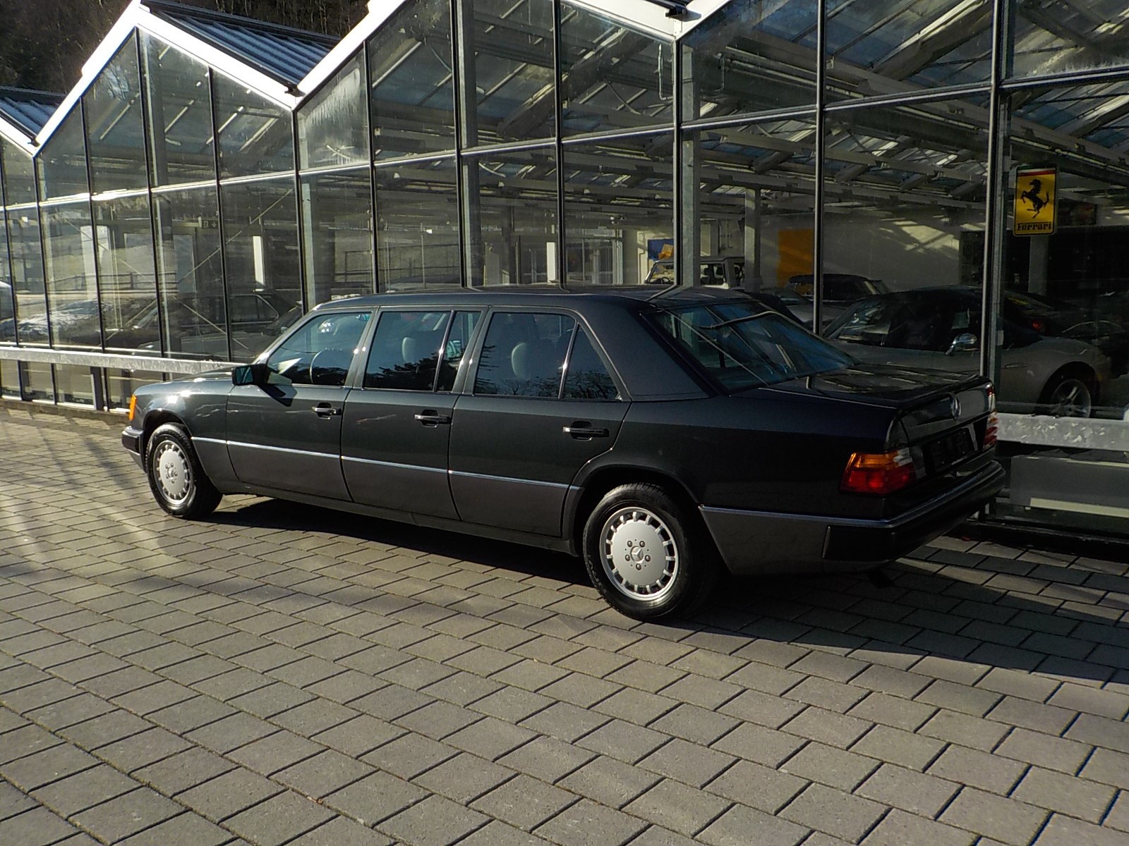 MERCEDES-BENZ 260 E lang-image-3