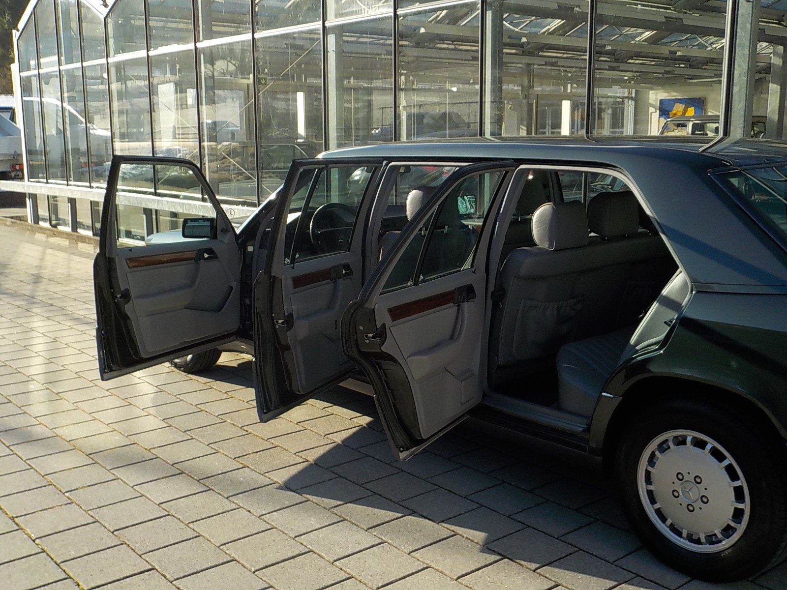MERCEDES-BENZ 260 E lang-image-6