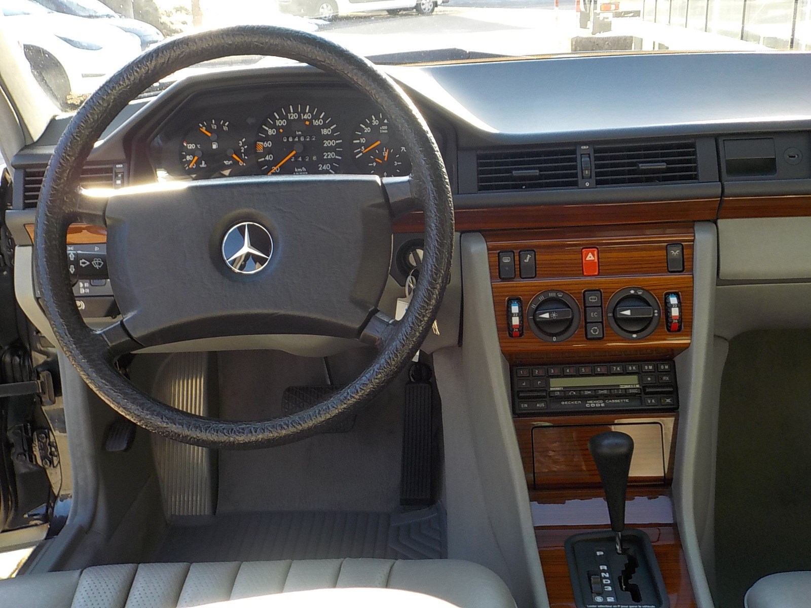 MERCEDES-BENZ 260 E lang-image-8