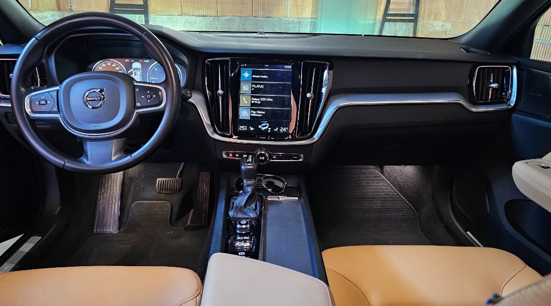 VOLVO V60 D3 Momentum-image-1