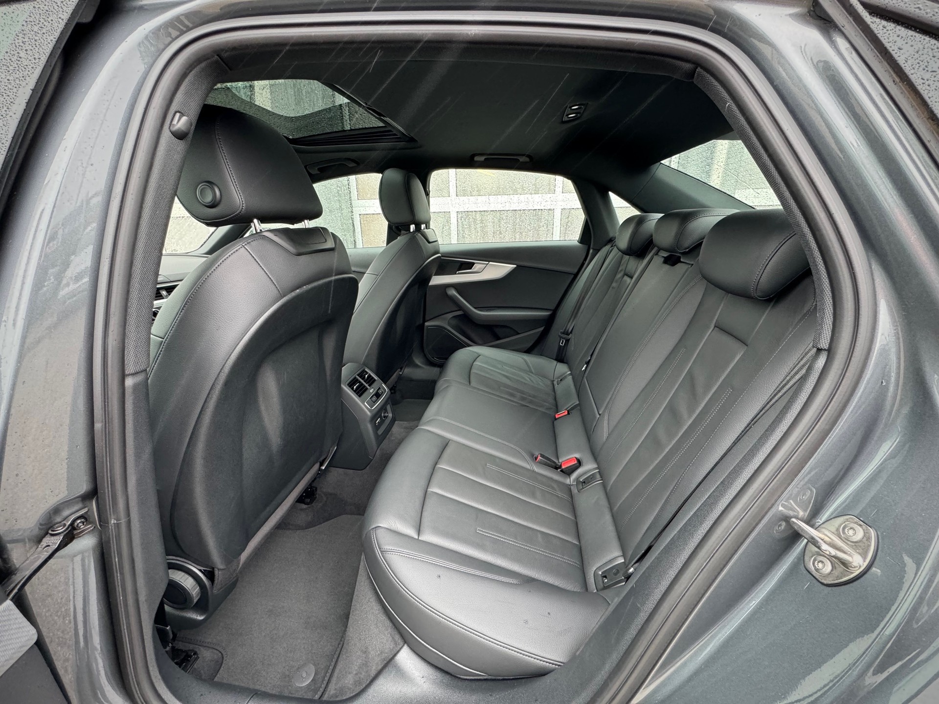 AUDI A4 Limousine 40 TDI S-tronic - Véhicule Suisse (CH)-image-4