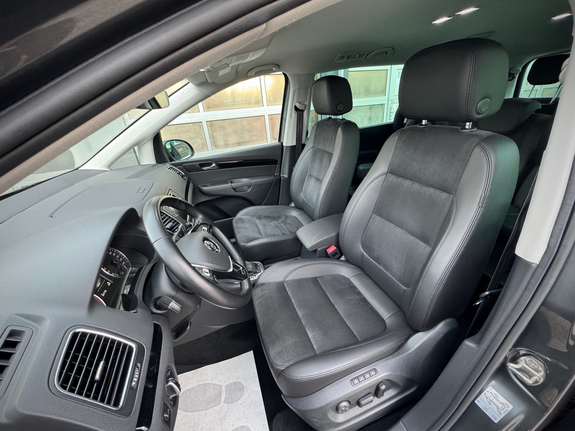 VW Sharan 2.0 TDI BMT Highline 4Motion DSG - 7 PLACES - Véhicule Suisse (CH)-image-5