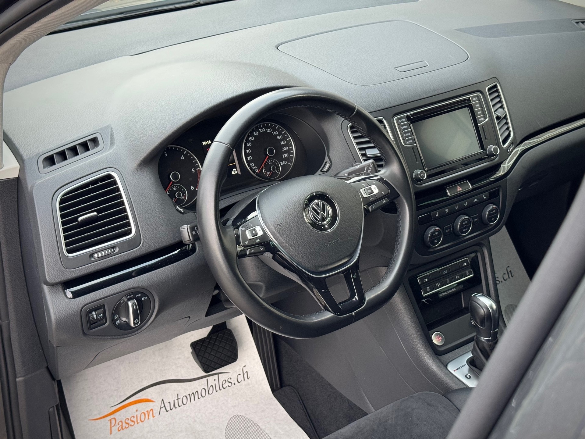 VW Sharan 2.0 TDI BMT Highline 4Motion DSG - 7 PLACES - Véhicule Suisse (CH)-image-4