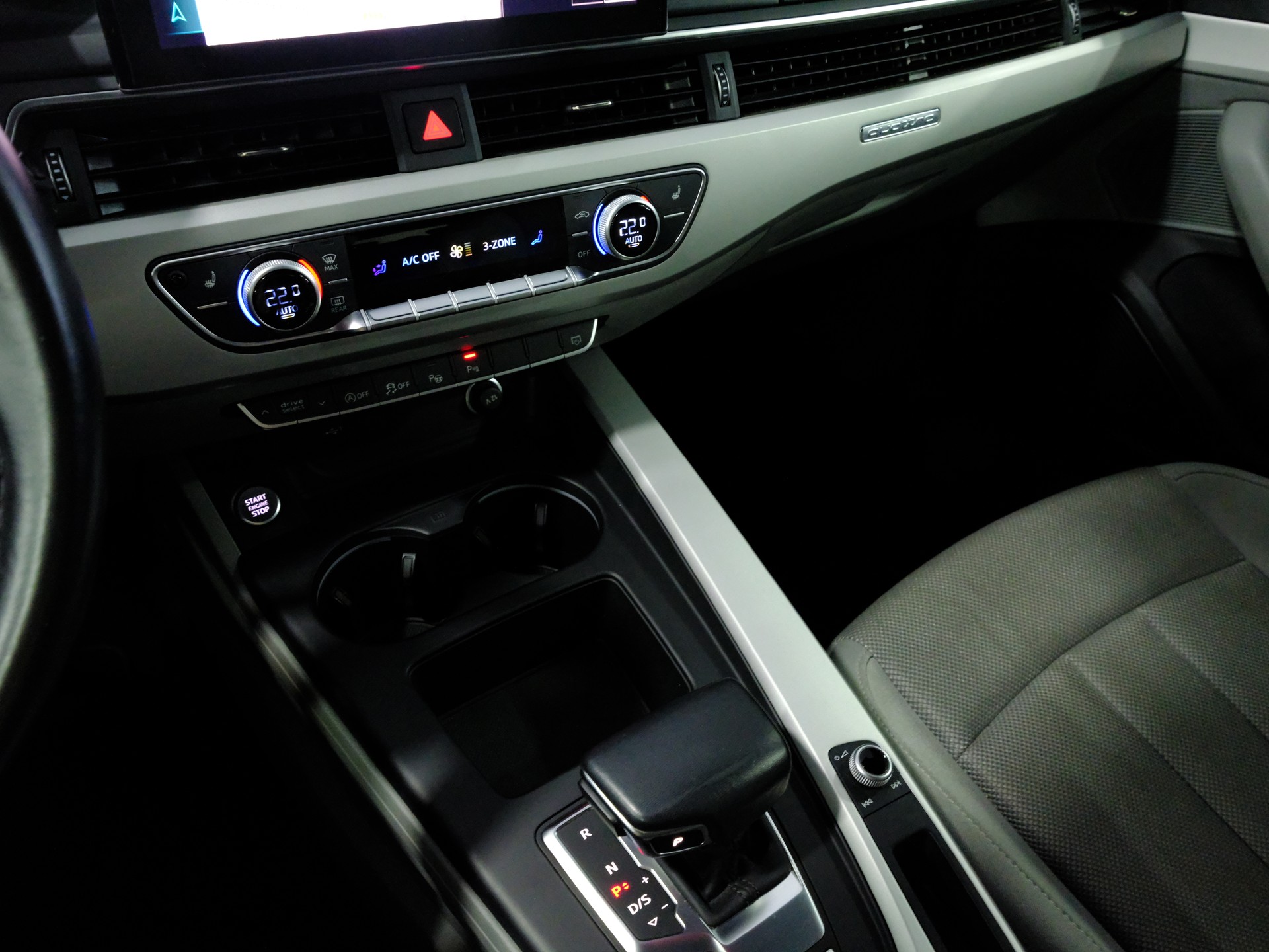 AUDI A4 Avant 40 TDI advanced Attraction quattro S-tronic *Technikpaket Plus*-image-12