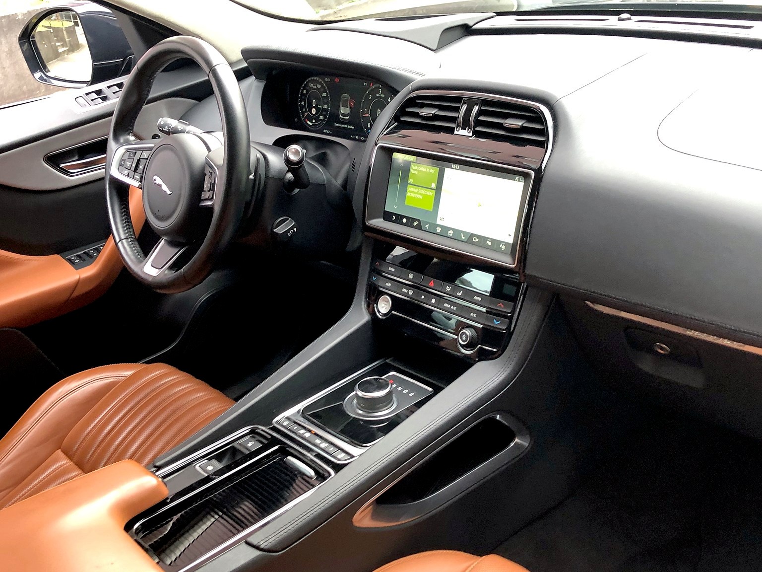 JAGUAR F-Pace 25d Portfolio AWD Automatik-image-4