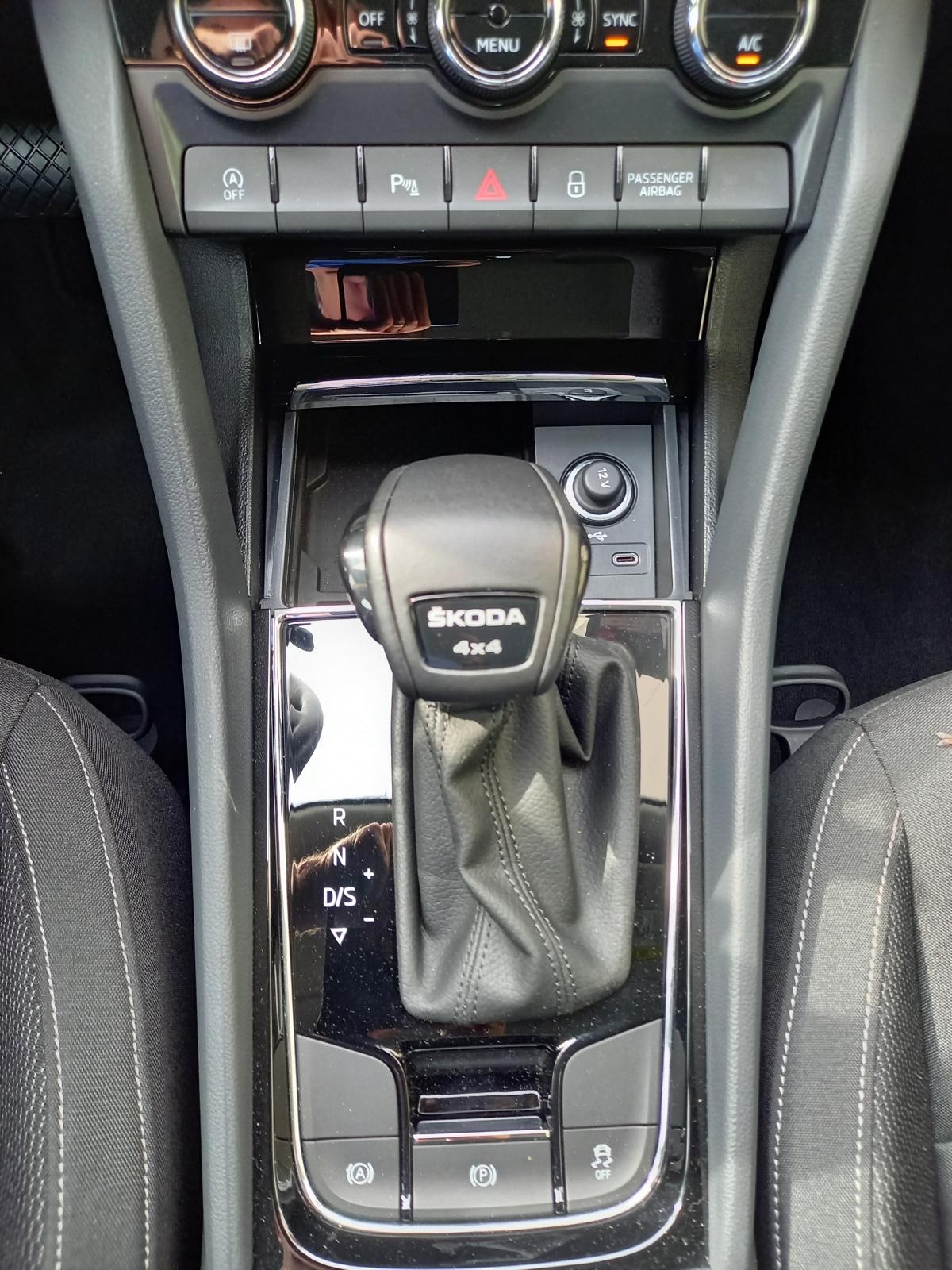 SKODA Karoq 2.0 TDI CR Ambition 4x4 DSG-image-9