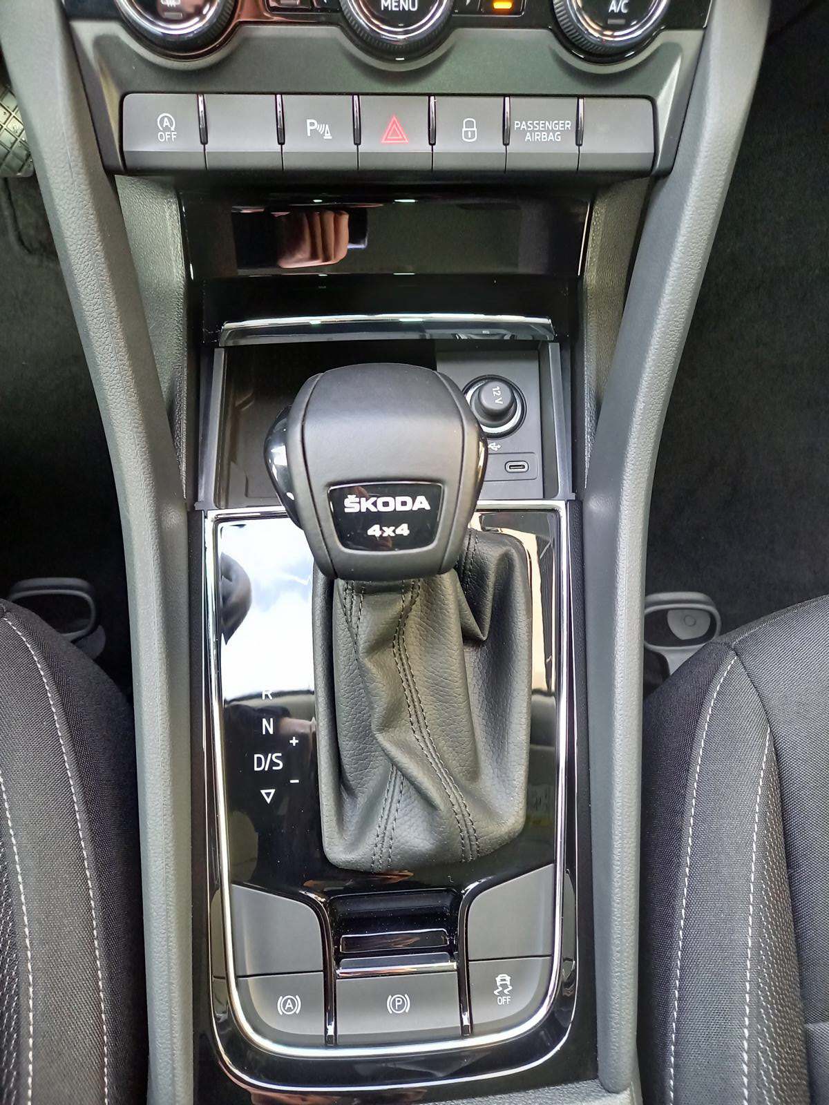 SKODA Karoq 2.0 TDI CR Ambition 4x4 DSG-image-8