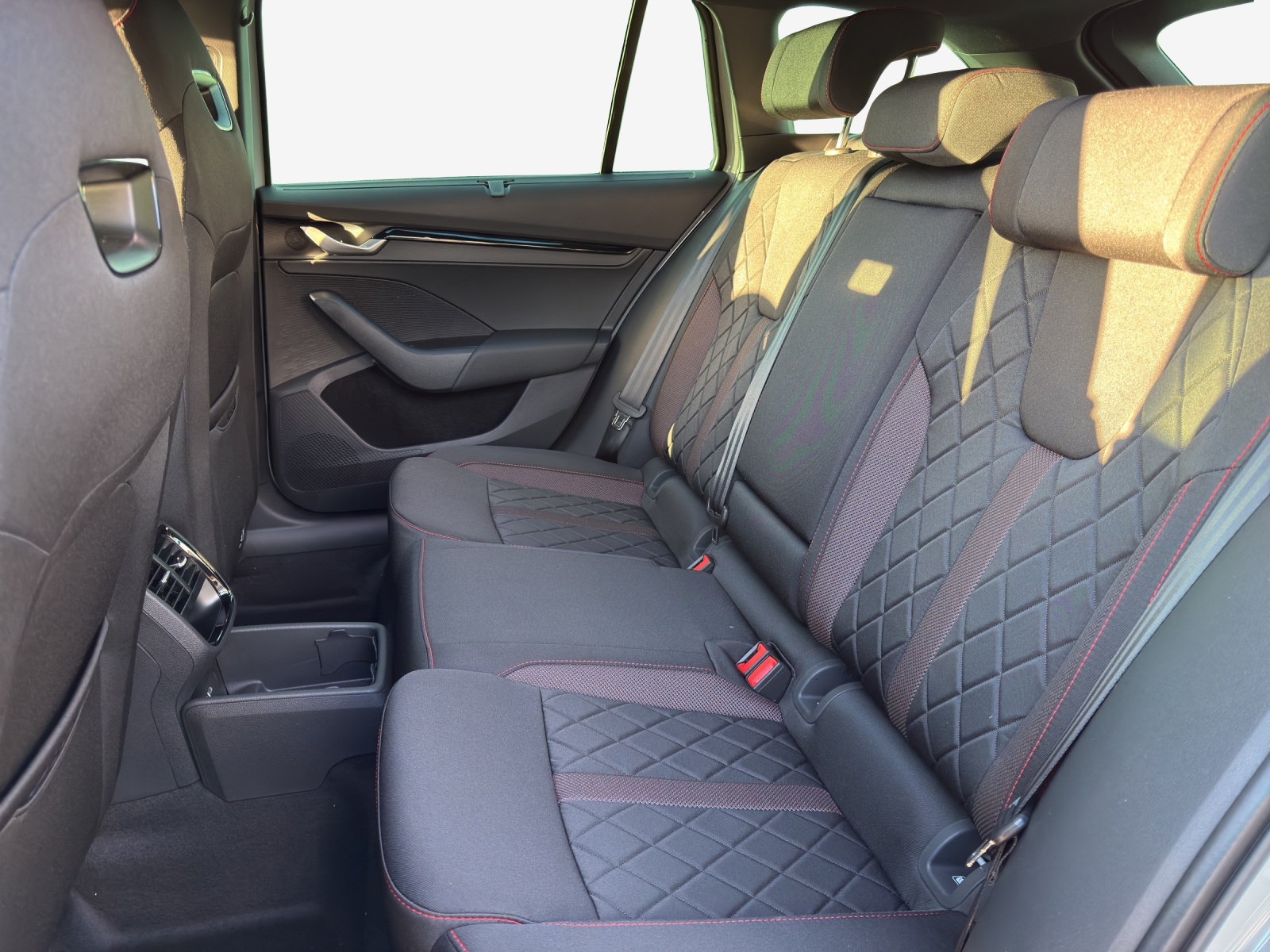 SKODA Octavia Combi 2.0 TSI DSG RS-image-9