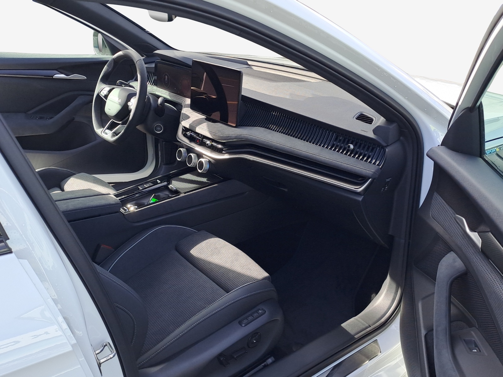 SKODA Superb Combi 2.0 TSI Sportline 4x4 DSG-image-12