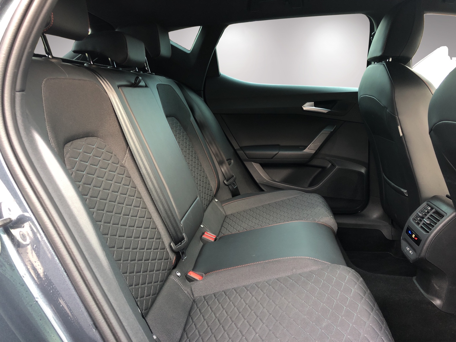 SEAT Leon 1.5 eTSI mHEV DSG FR-image-18