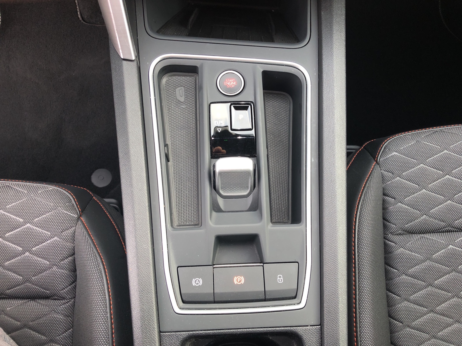 SEAT Leon 1.5 eTSI mHEV DSG FR-image-15