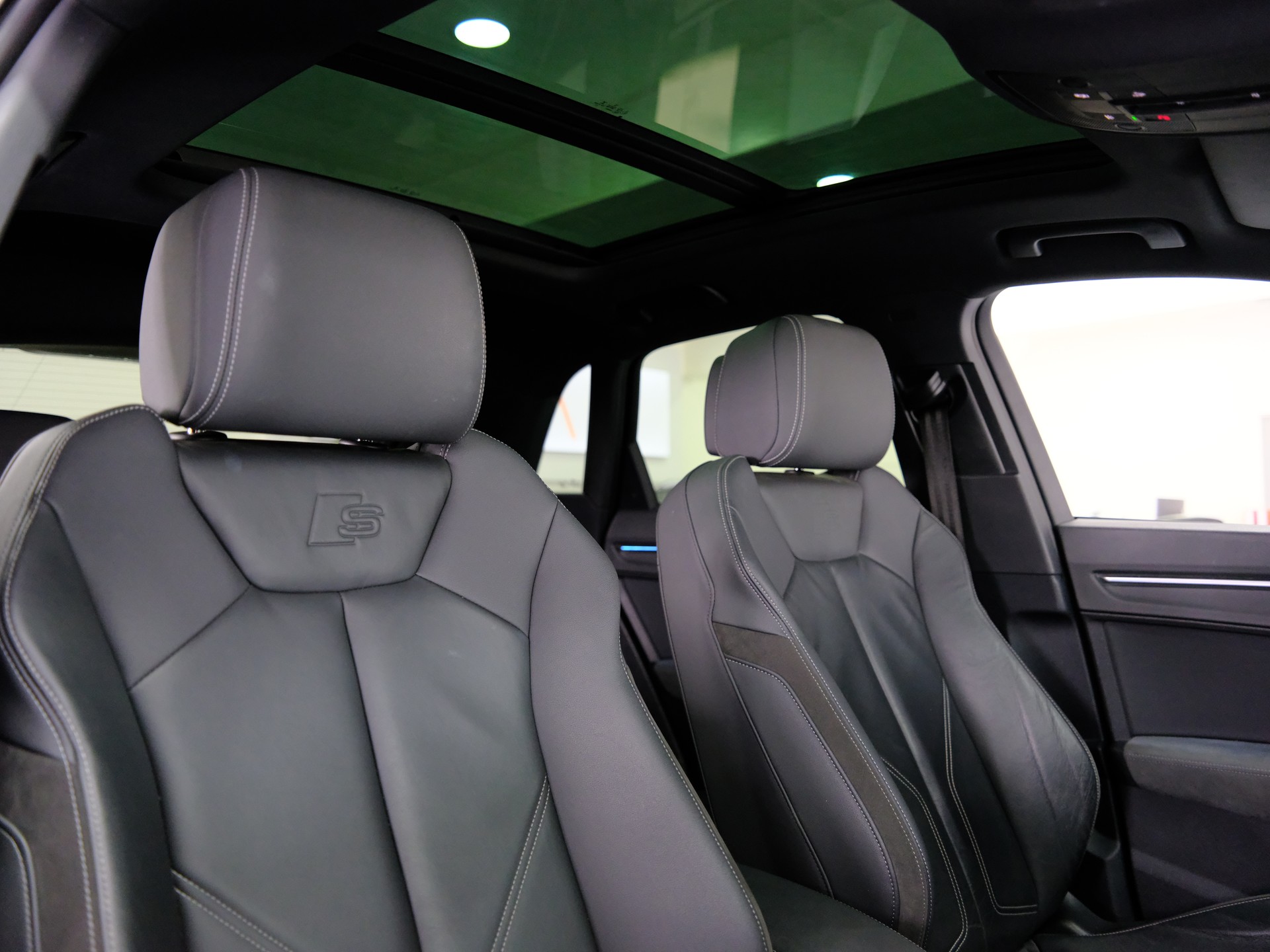 AUDI Q3 40 TDI S line quattro S-tronic-image-16