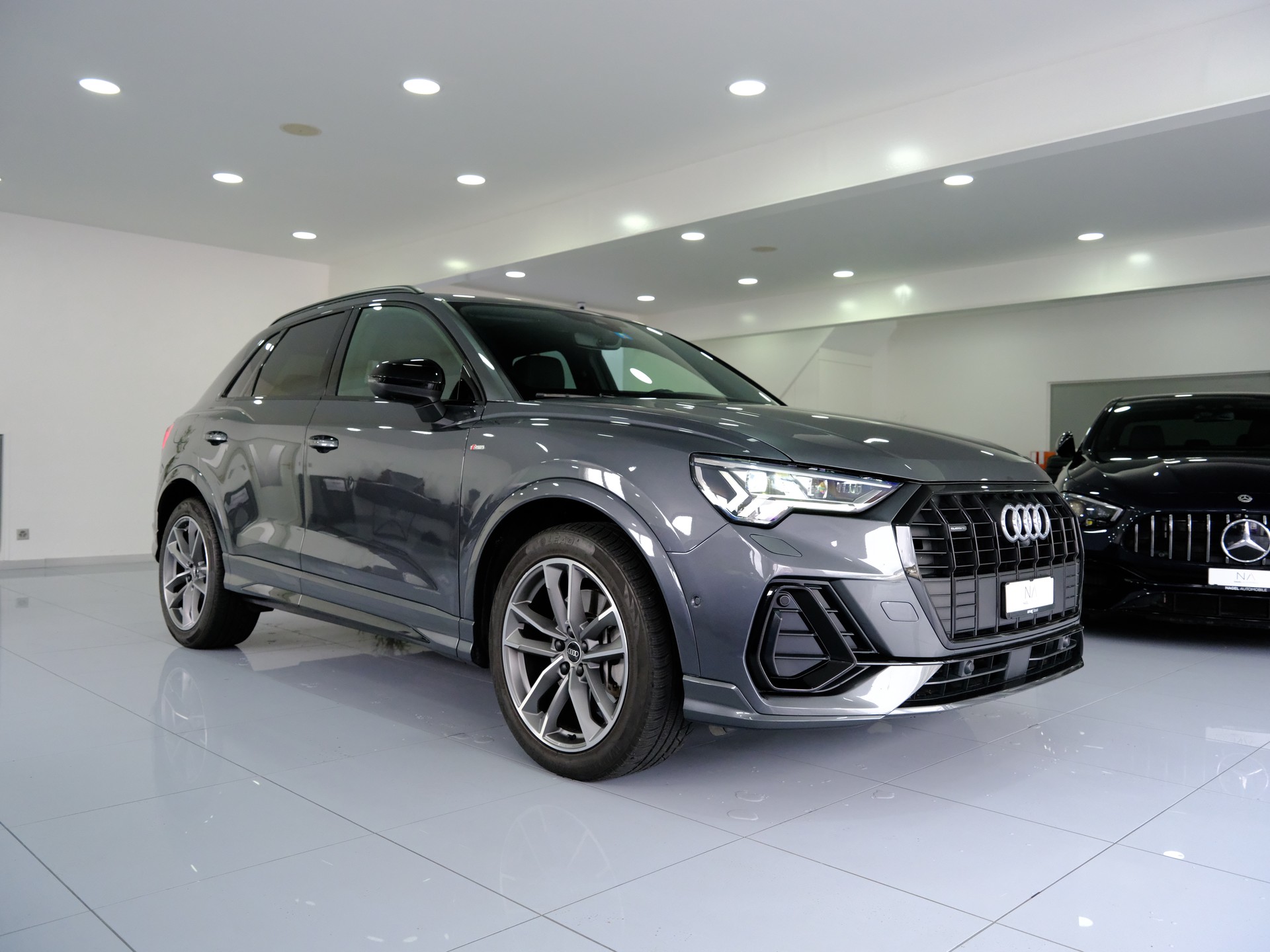 AUDI Q3 40 TDI S line quattro S-tronic-image-1