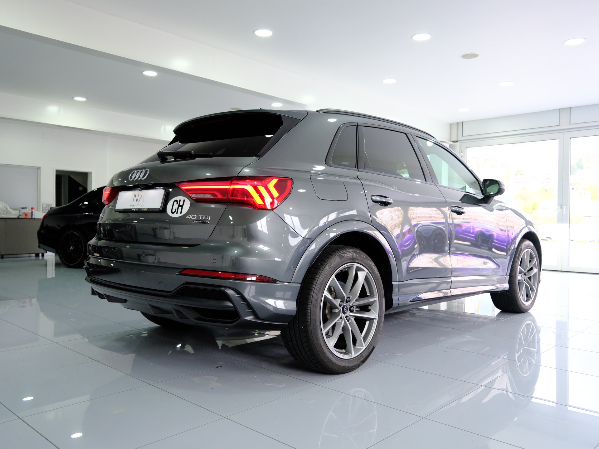 AUDI Q3 40 TDI S line quattro S-tronic-image-6