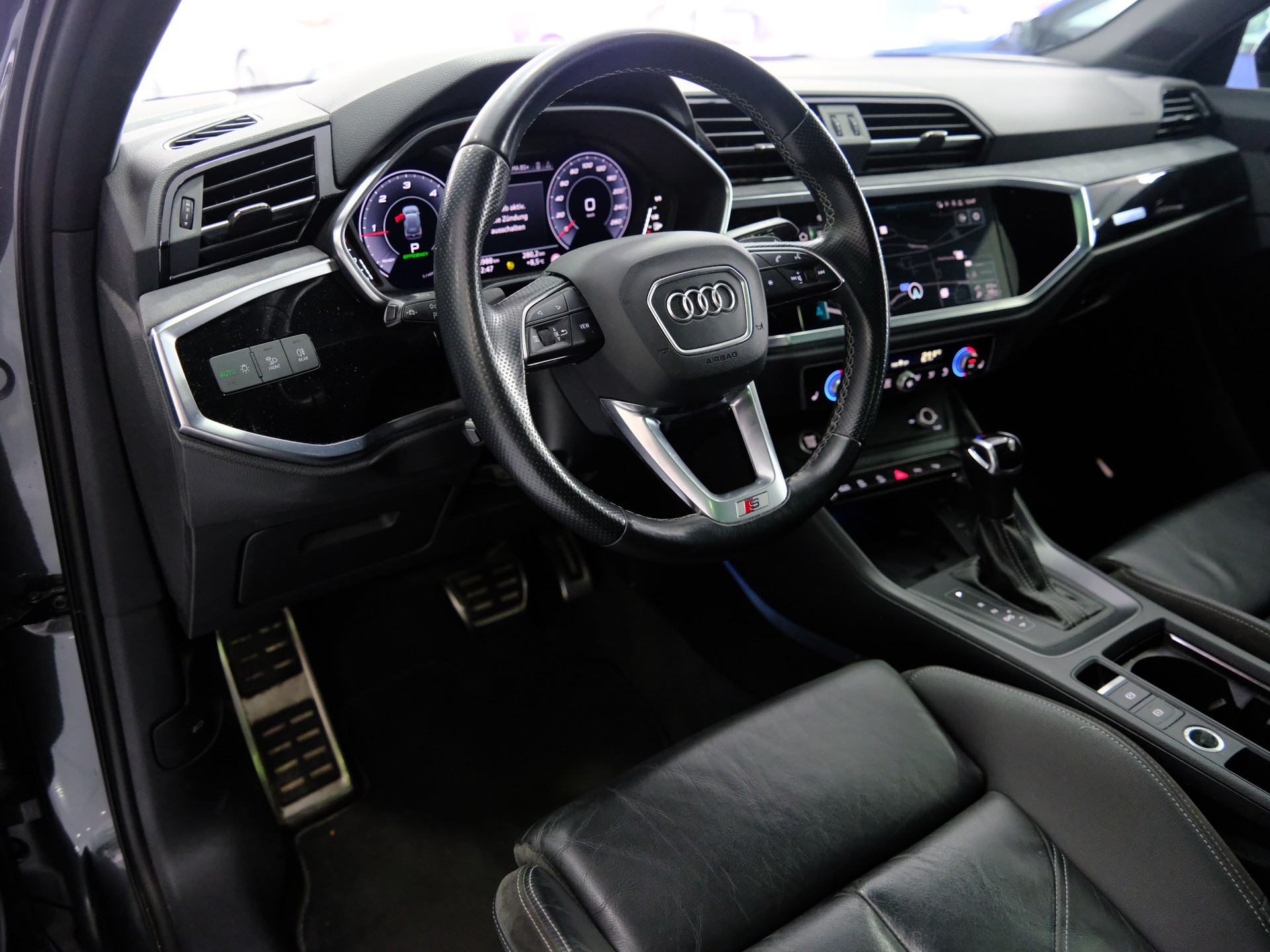 AUDI Q3 40 TDI S line quattro S-tronic-image-8