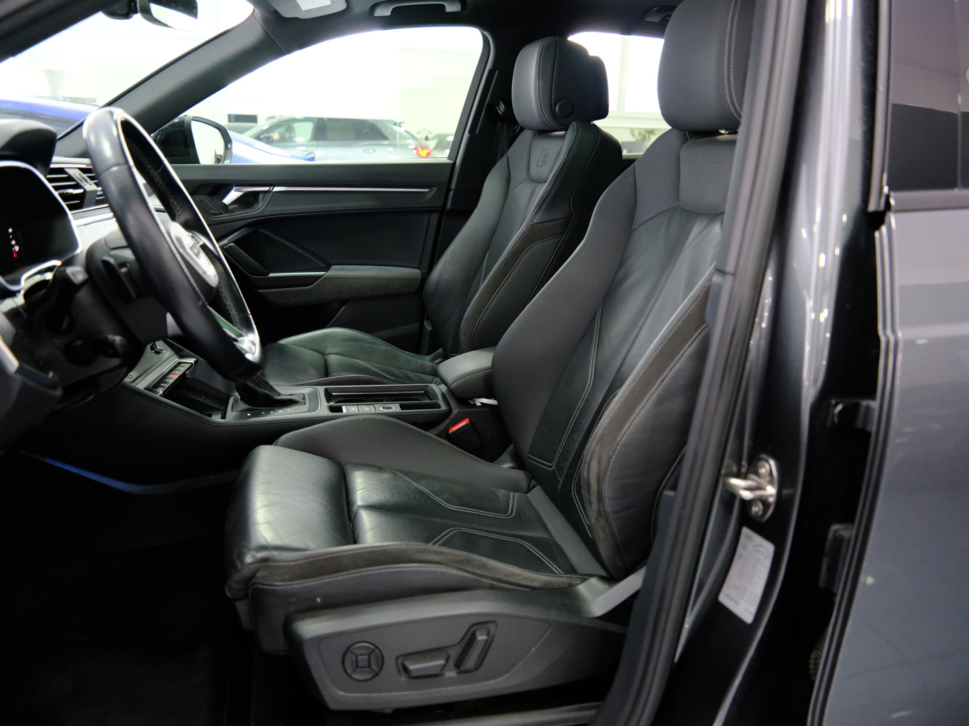 AUDI Q3 40 TDI S line quattro S-tronic-image-10