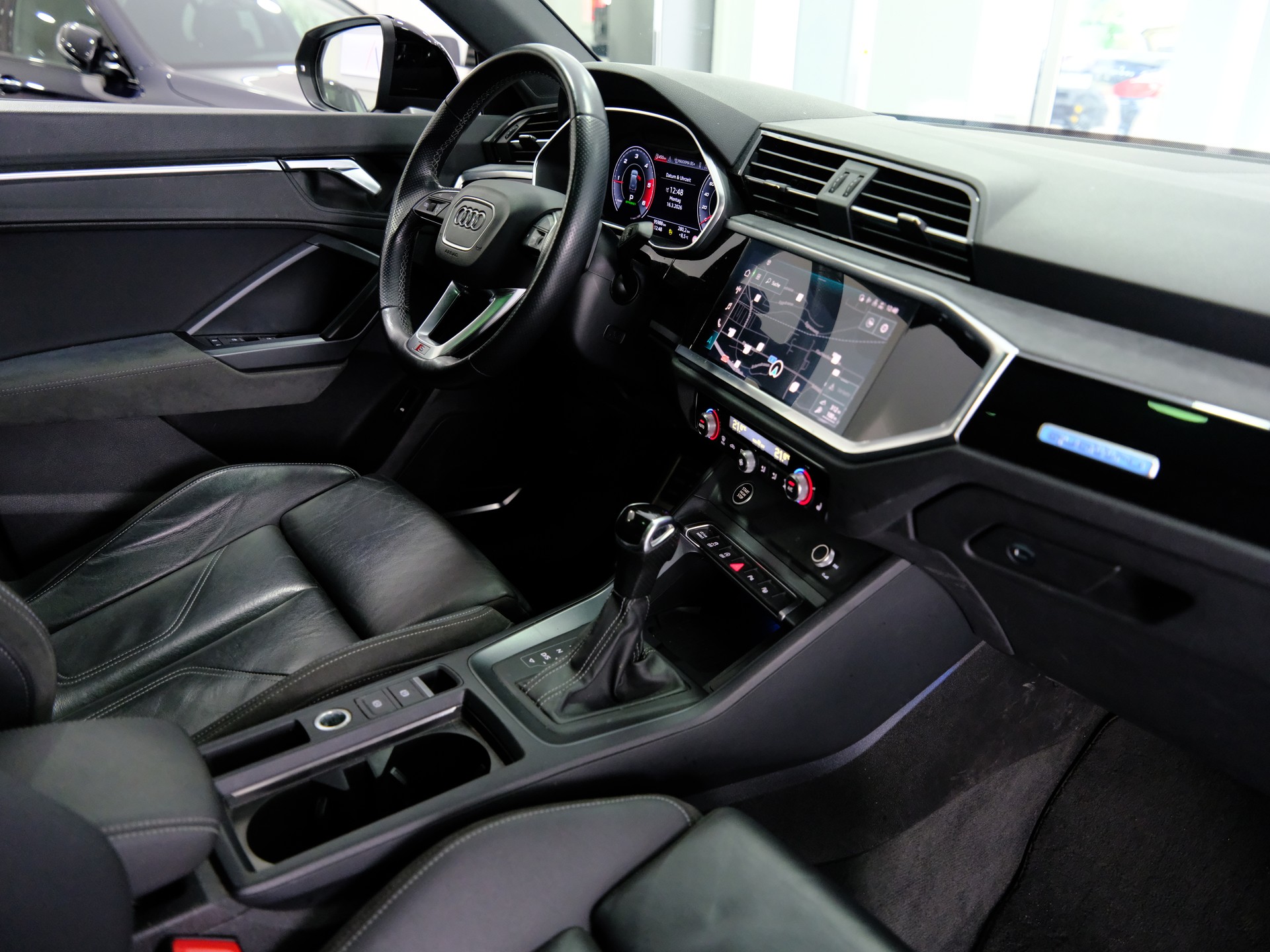 AUDI Q3 40 TDI S line quattro S-tronic-image-13