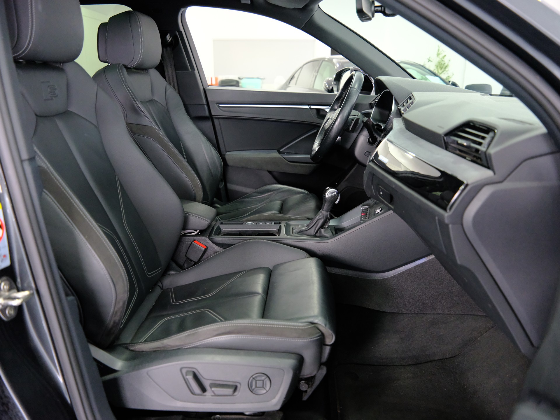 AUDI Q3 40 TDI S line quattro S-tronic-image-14